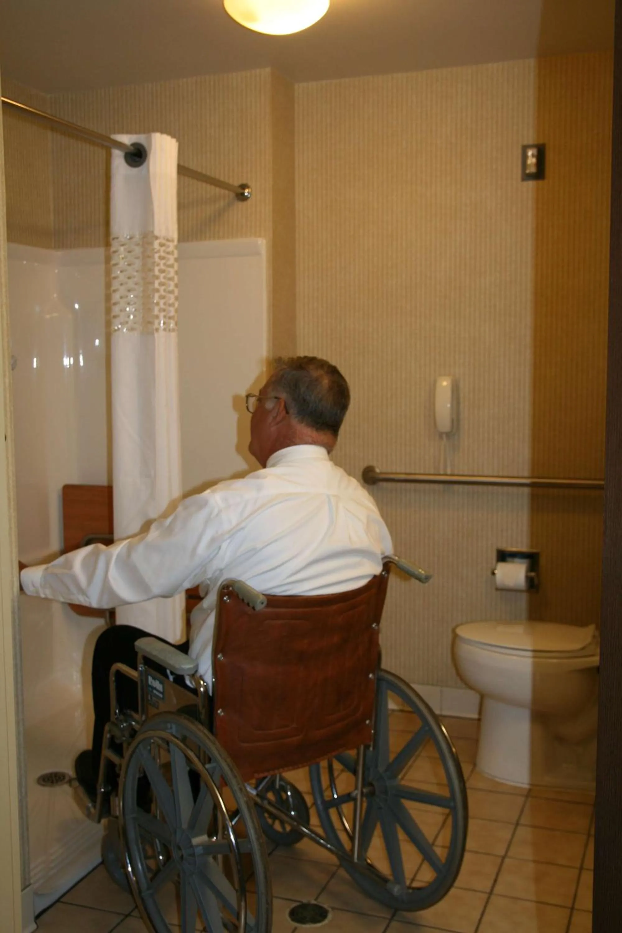 Bathroom in Hampton Inn Marshall