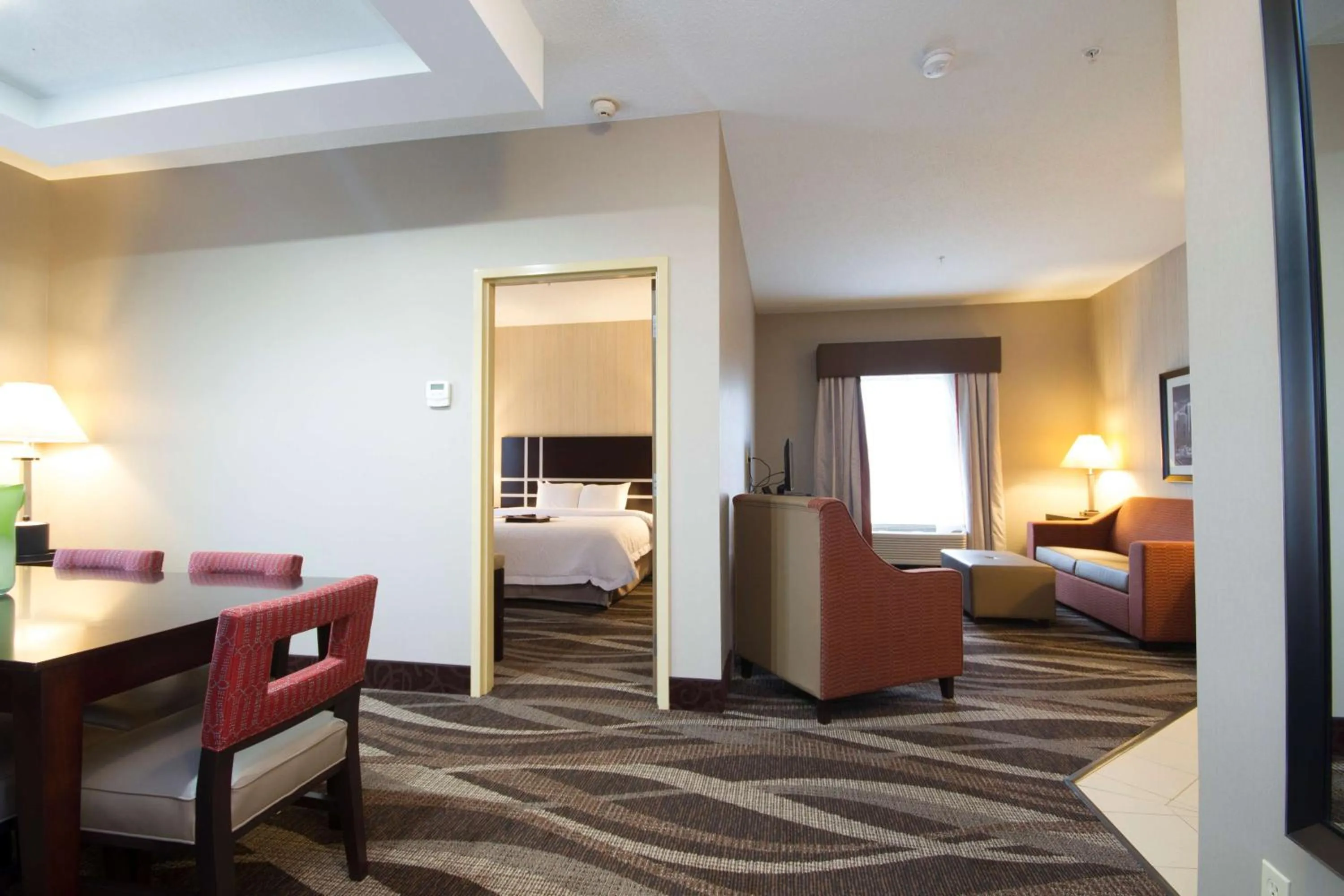 Living room, Bed in Hampton Inn Marshall