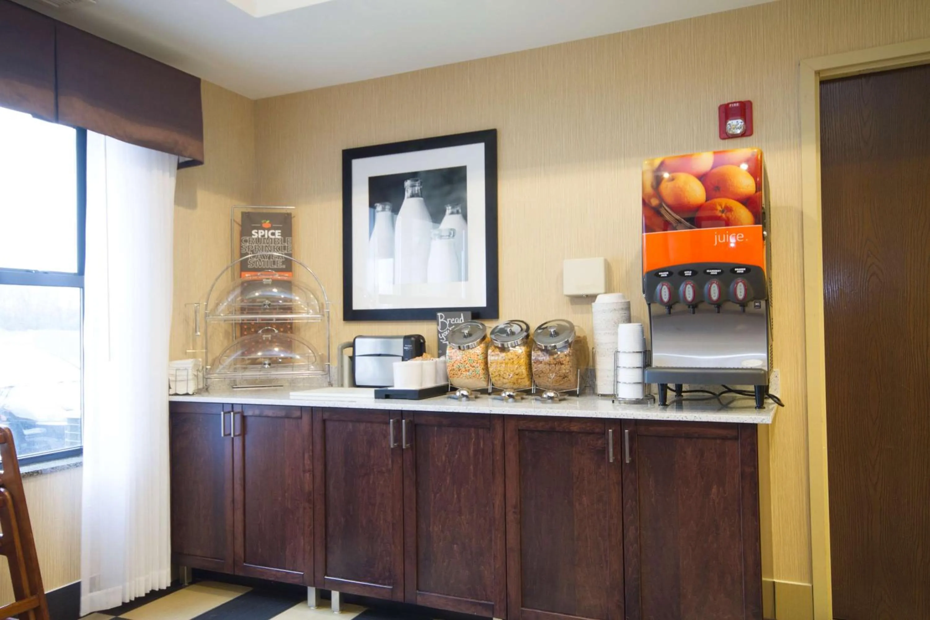 Dining area in Hampton Inn Marshall