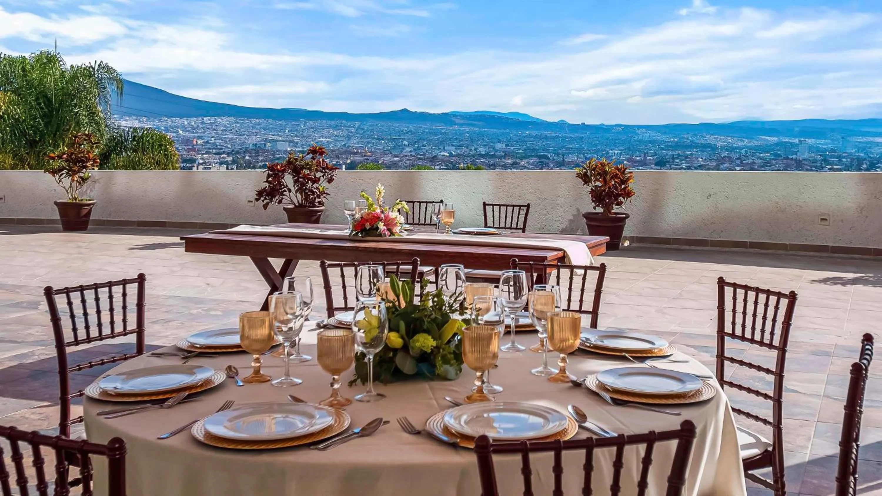 Restaurant/places to eat in Hilton Queretaro