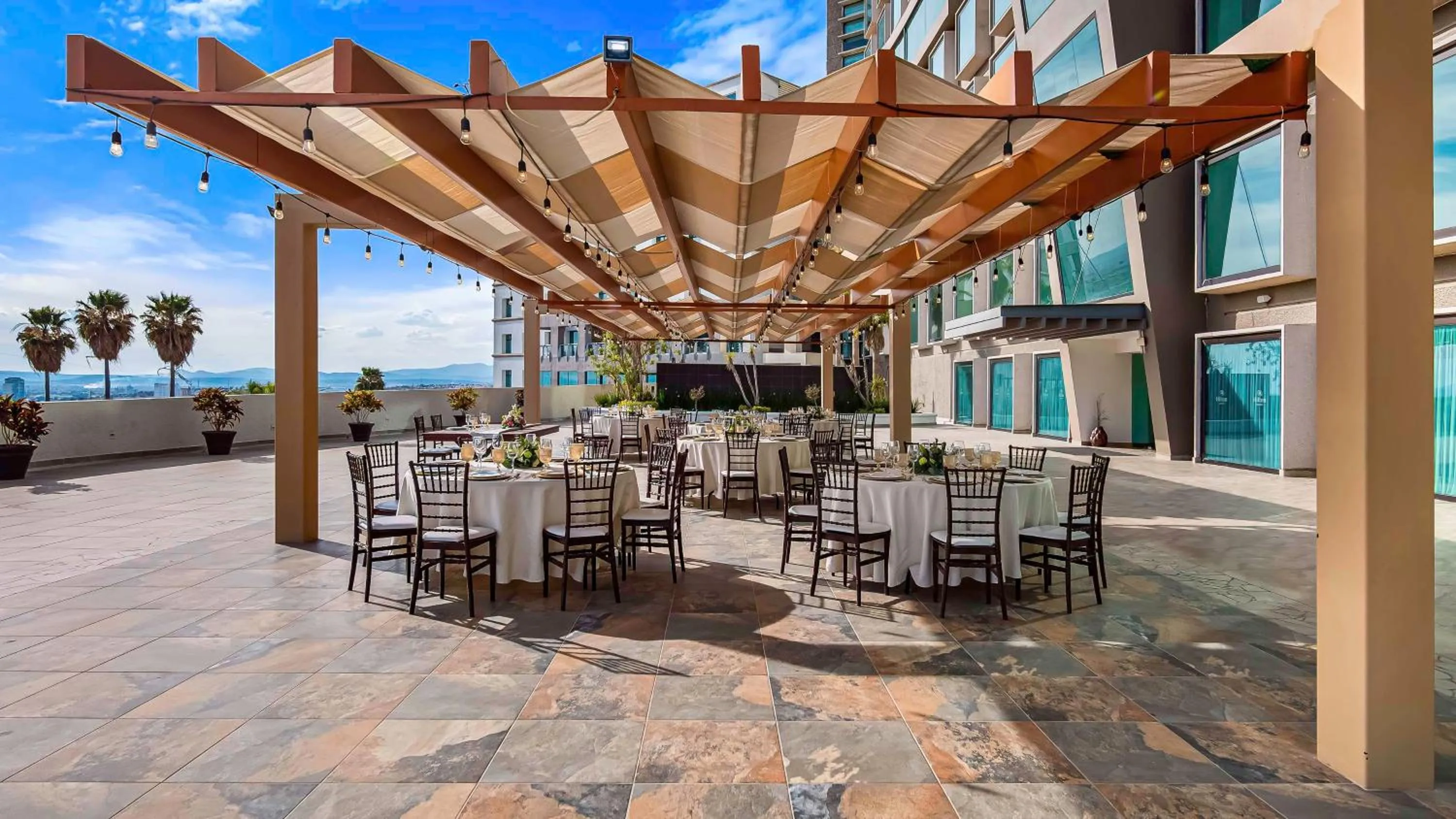 Restaurant/places to eat in Hilton Queretaro