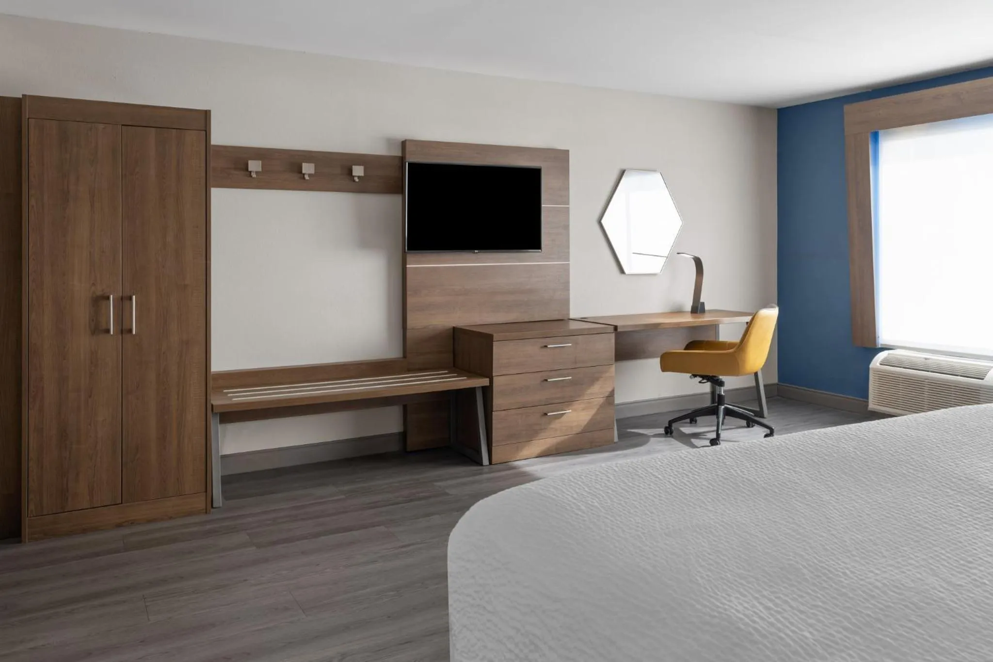 Photo of the whole room, Bed in Holiday Inn Express & Suites Mt Sterling North by IHG