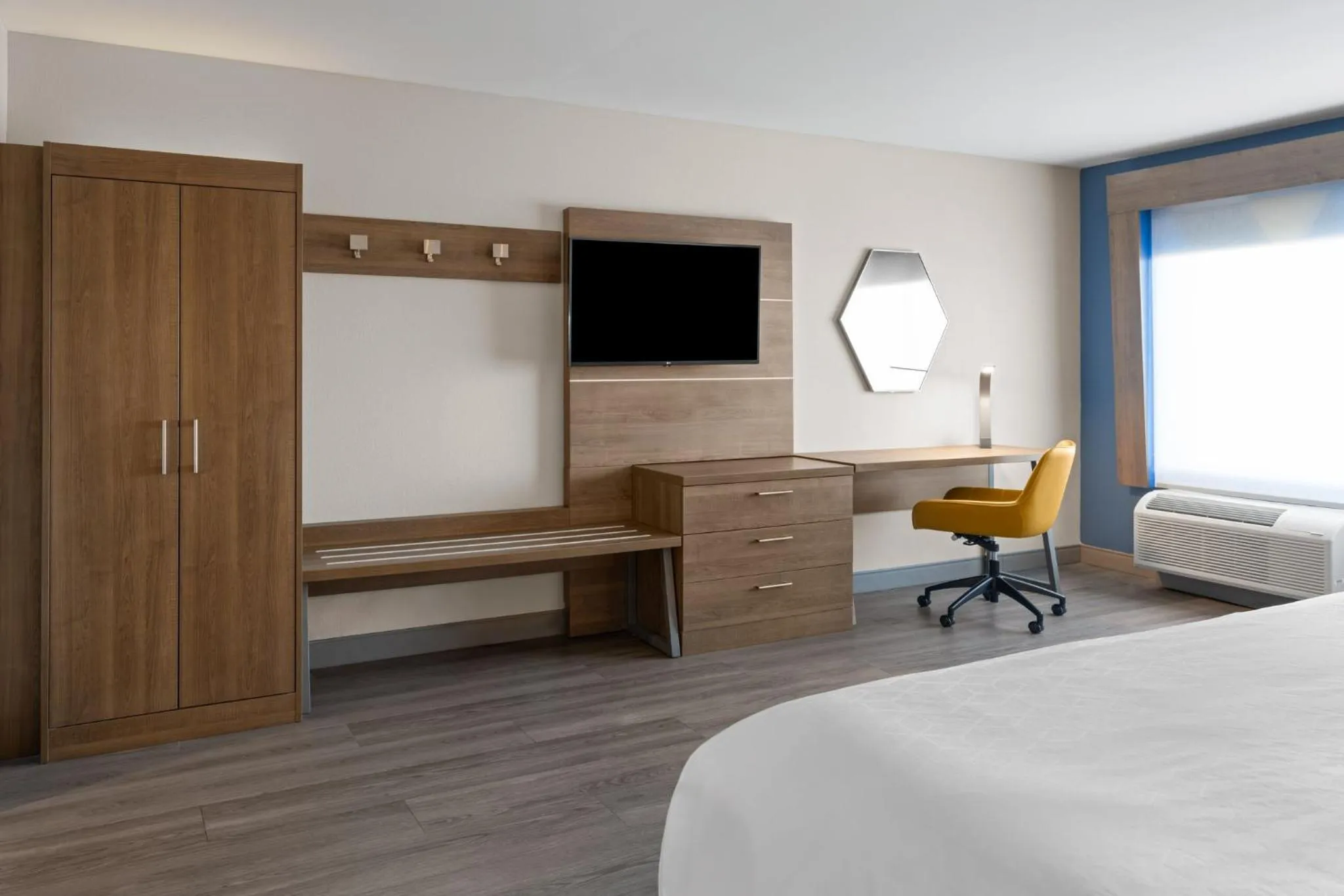 Photo of the whole room, Bed in Holiday Inn Express & Suites Mt Sterling North by IHG