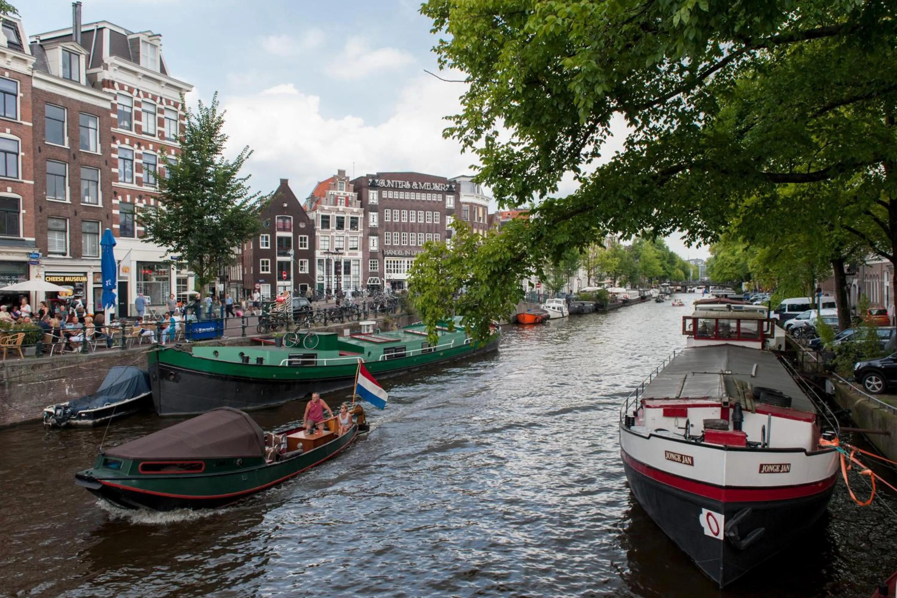 Neighbourhood in TWENTY FIVE Rooms