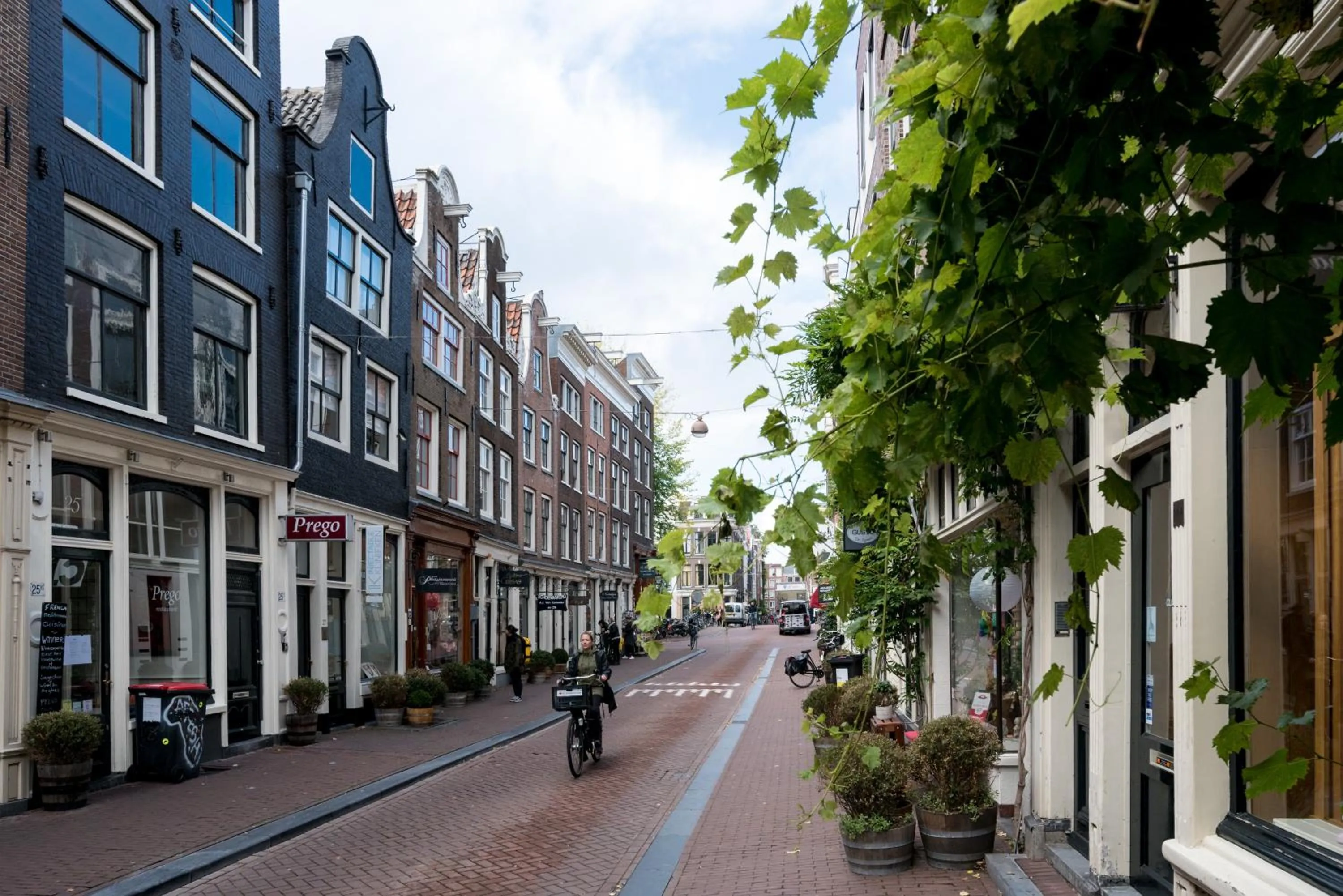 Property building in TWENTY FIVE Rooms