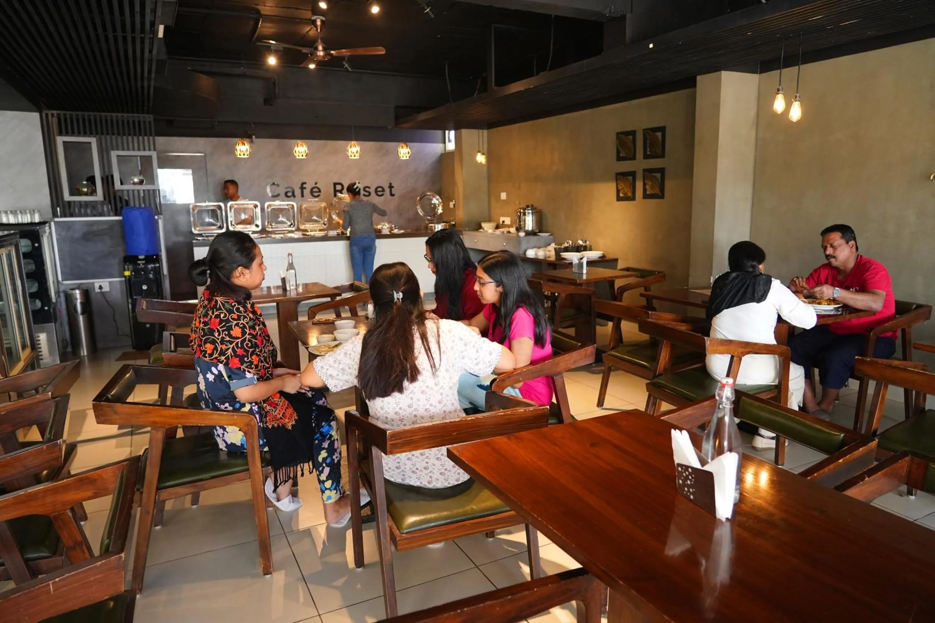 Restaurant/places to eat in Purple Cloud Hotel