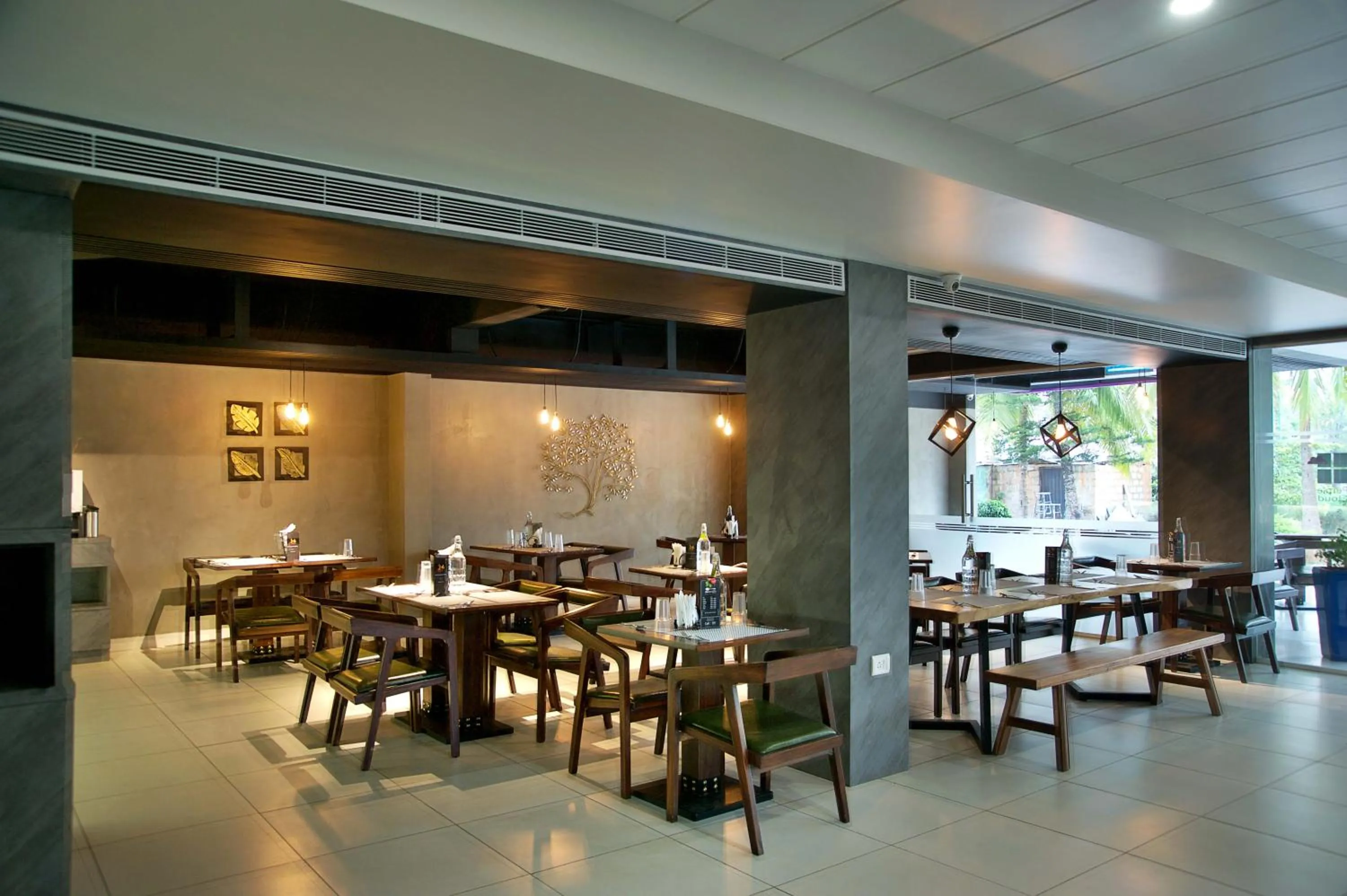 Restaurant/places to eat in Purple Cloud Hotel