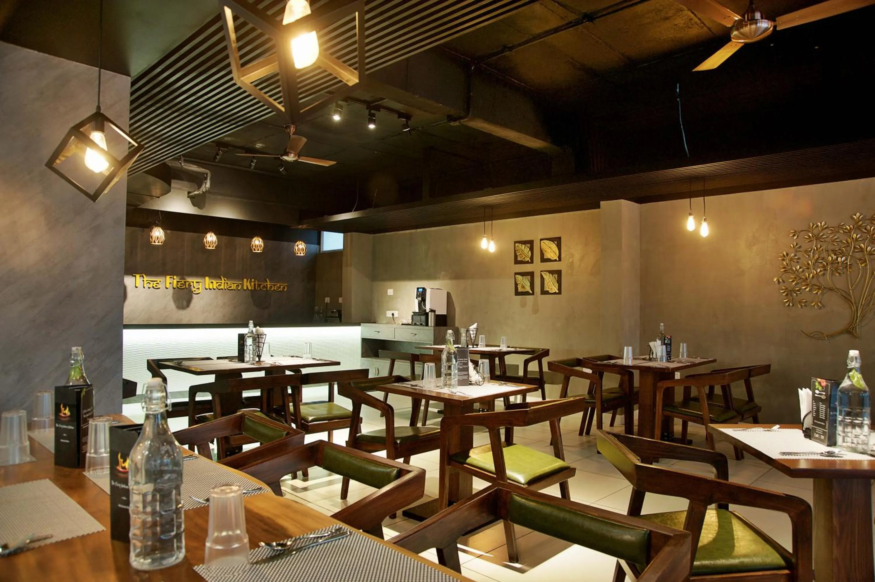 Restaurant/places to eat in Purple Cloud Hotel