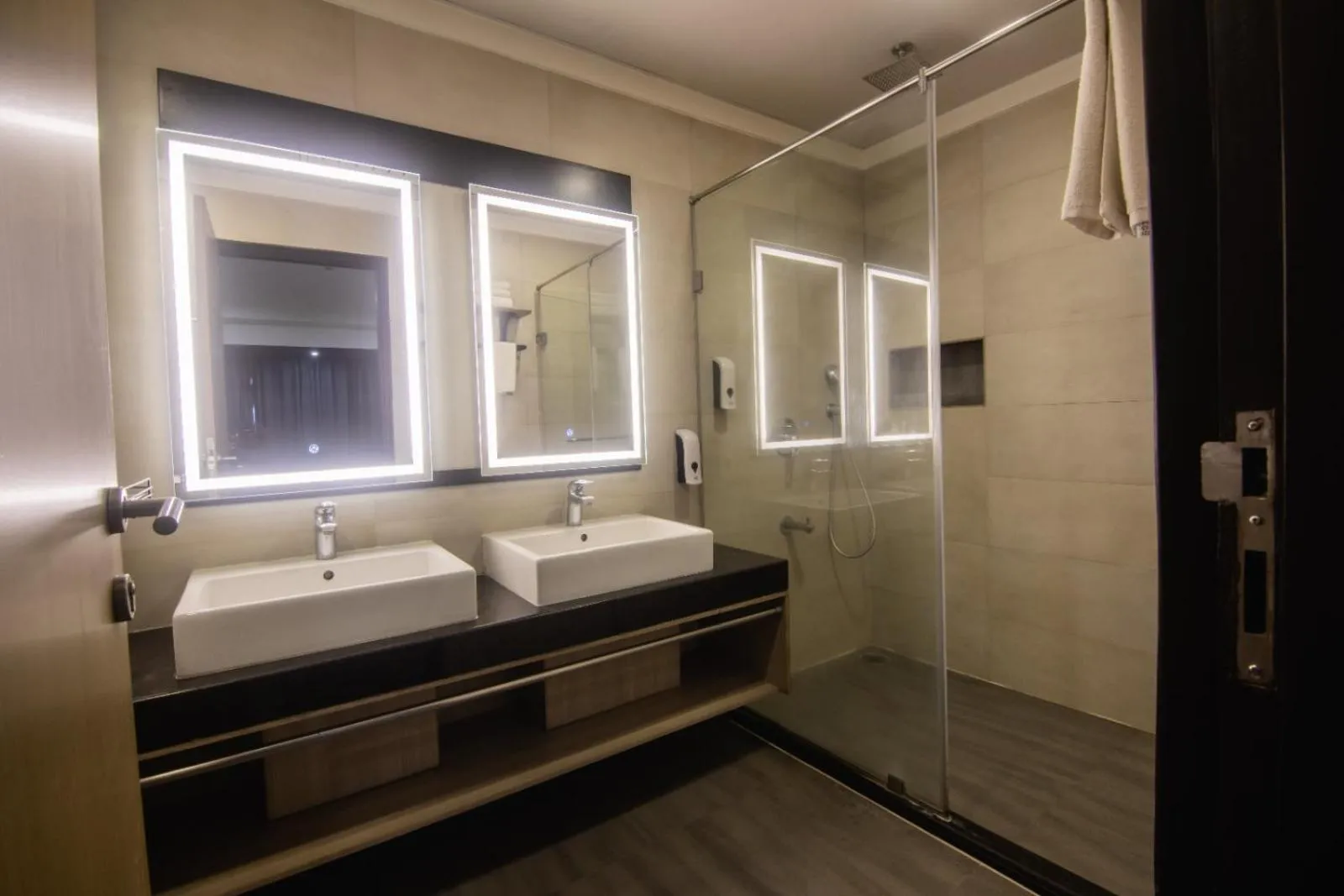 Bedroom, Bed in Purple Cloud Hotel