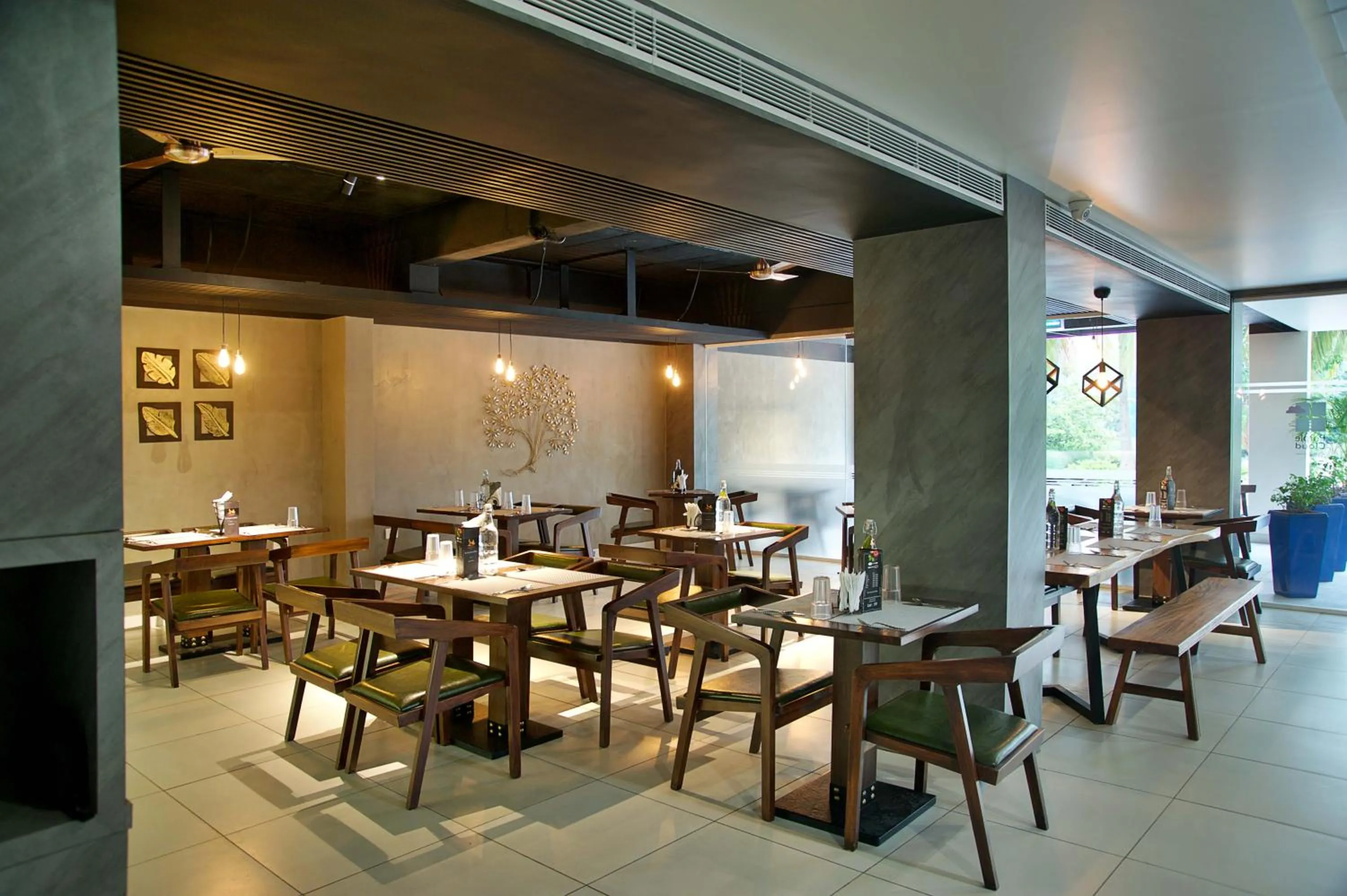 Restaurant/places to eat in Purple Cloud Hotel