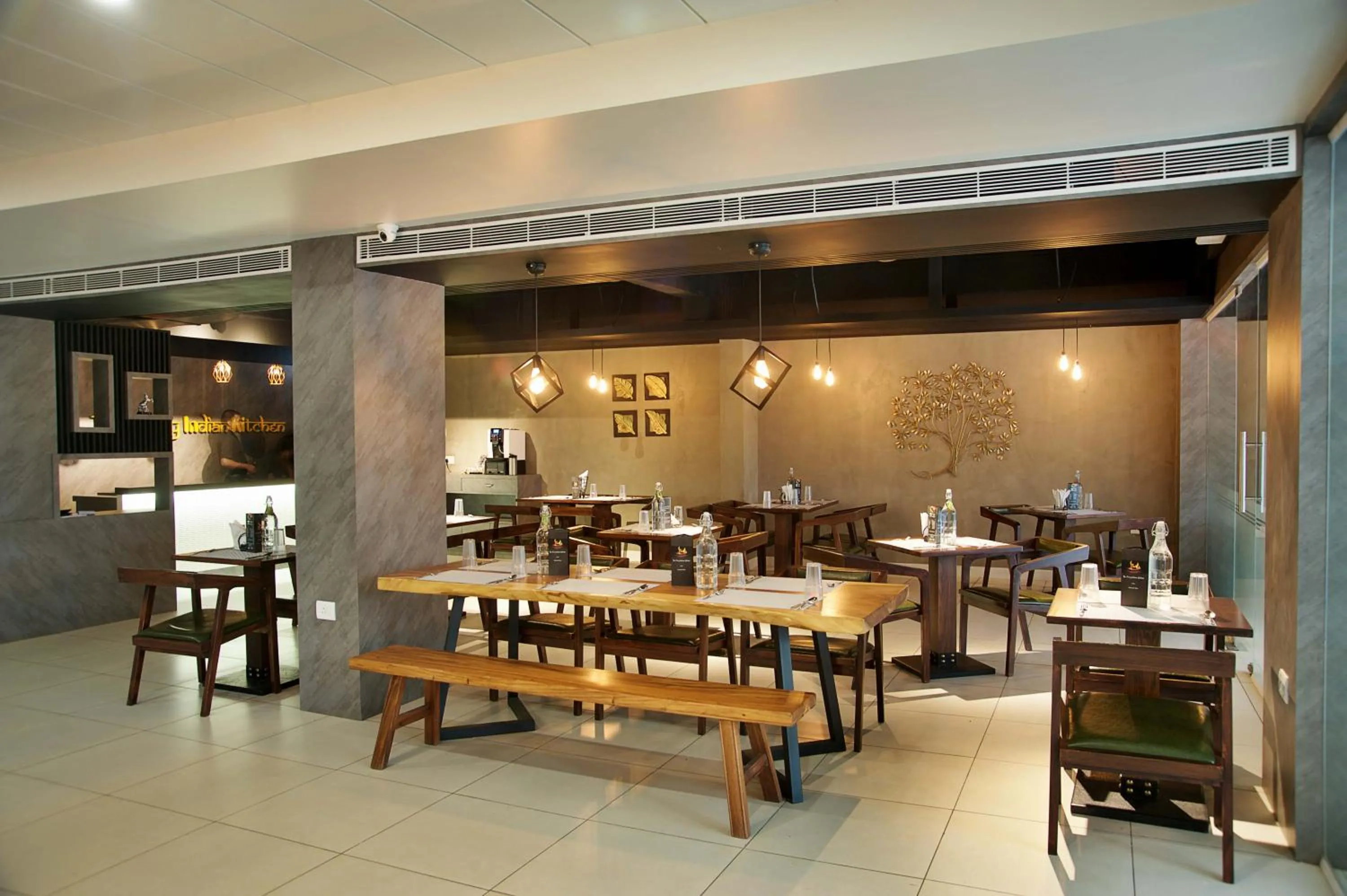 Restaurant/places to eat in Purple Cloud Hotel