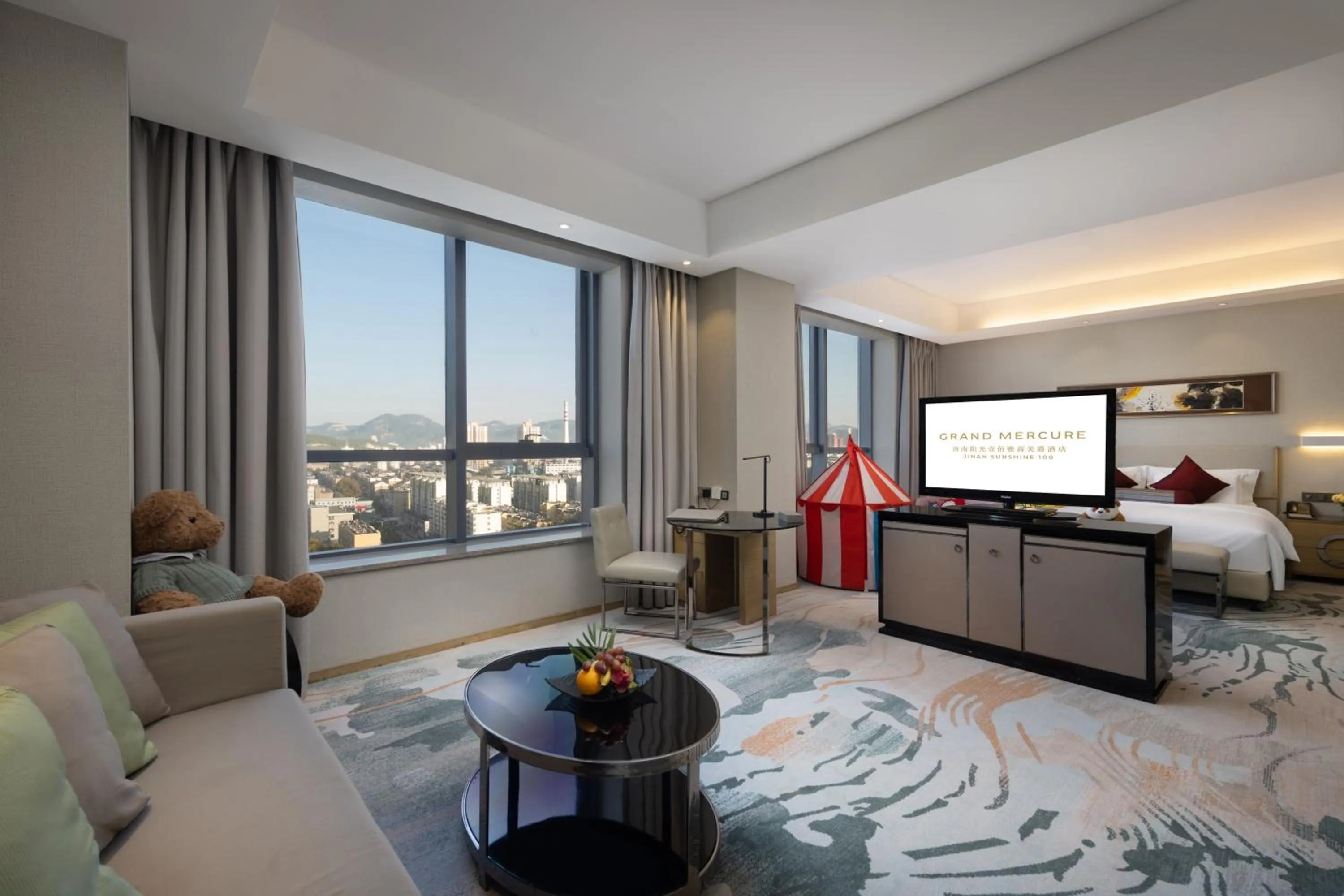 Photo of the whole room, Bed in Grand Mercure Jinan Sunshine