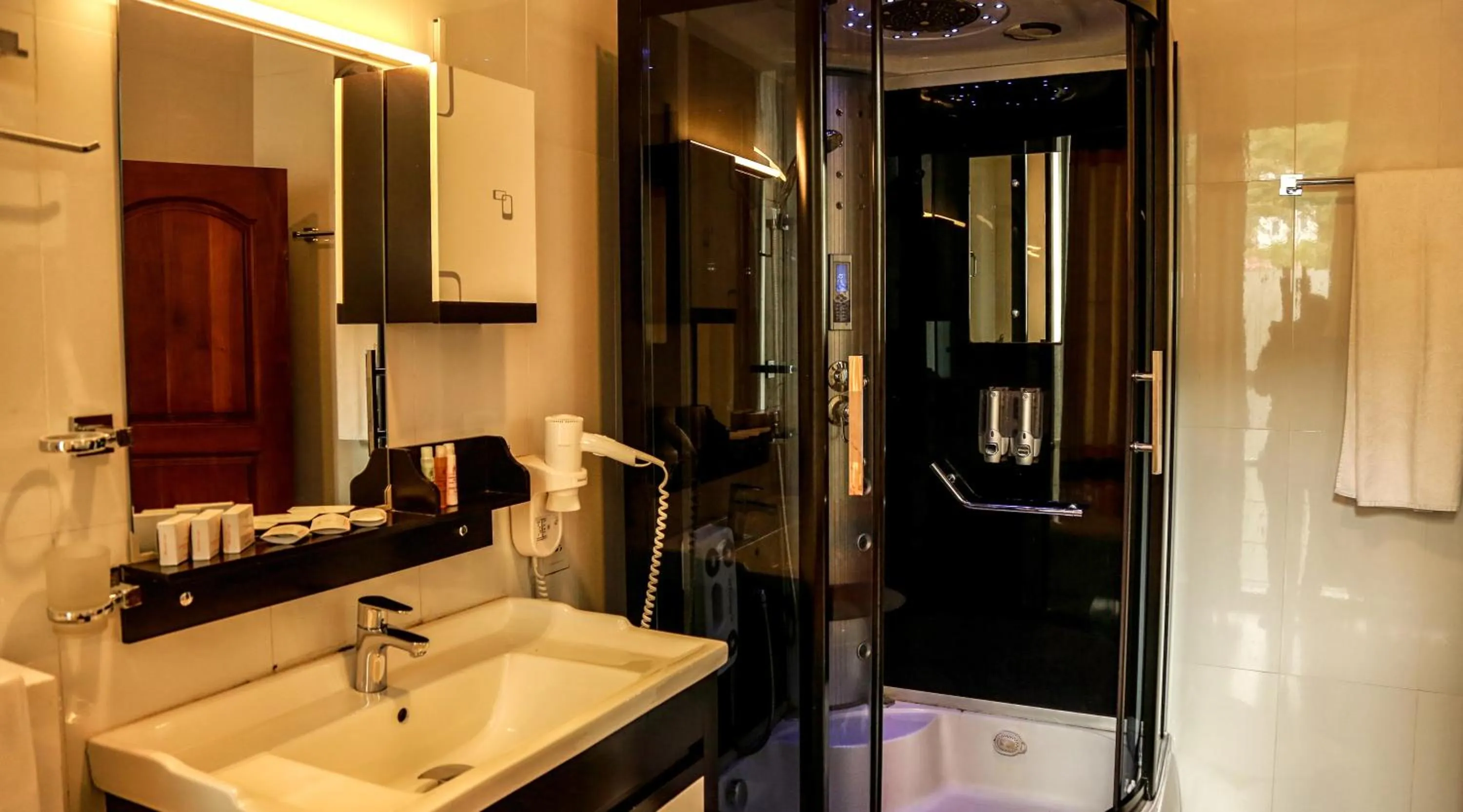 Shower in Oak Ray Serene Garden Hotel