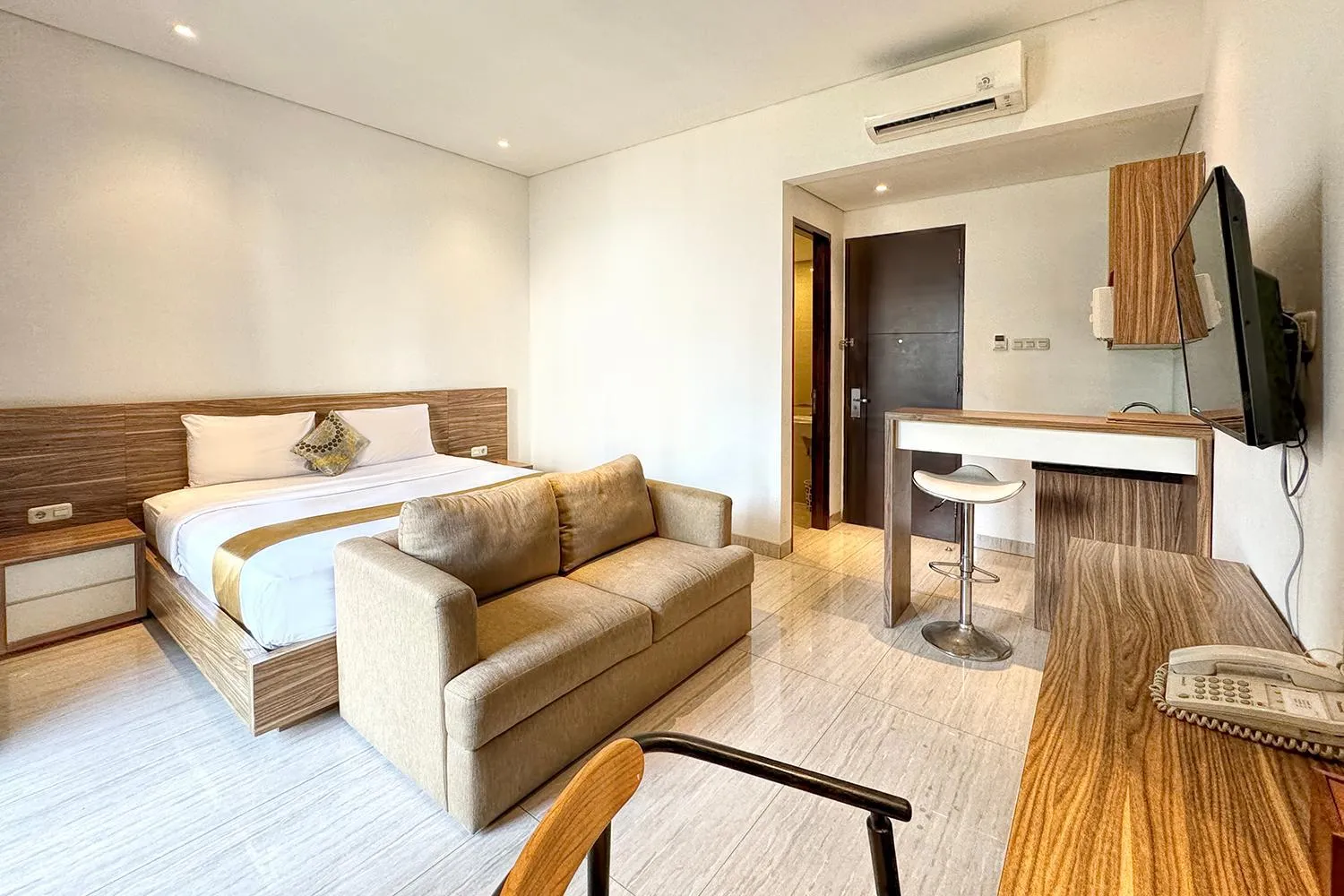 Photo of the whole room, Bed in Rasuna Icon Hotel