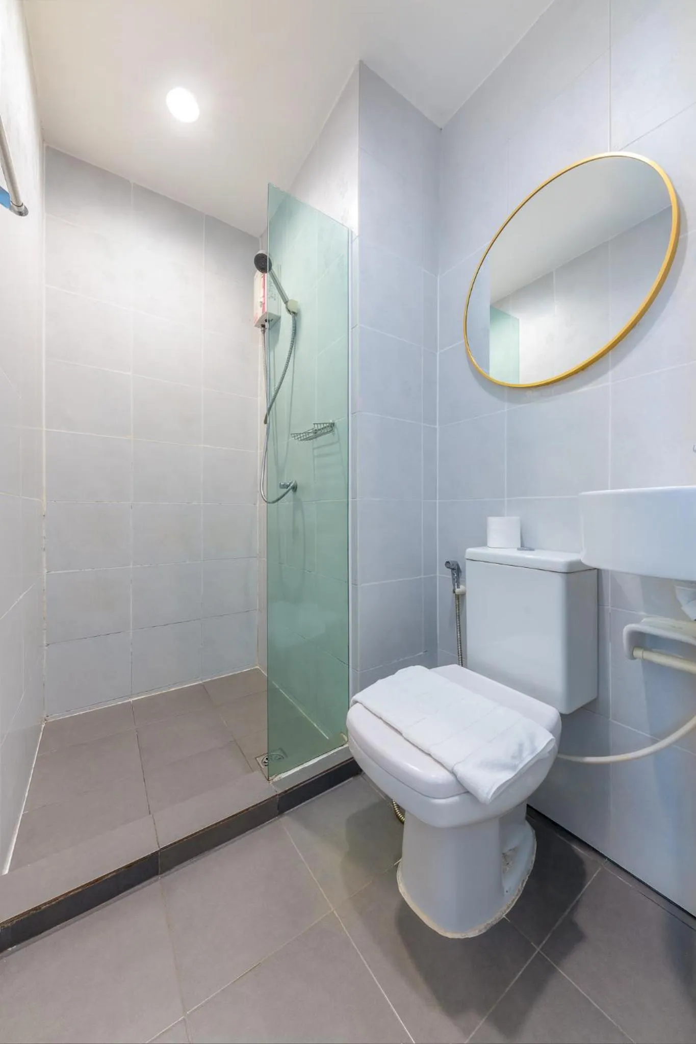 Bathroom in At Hua Lamphong Hotel