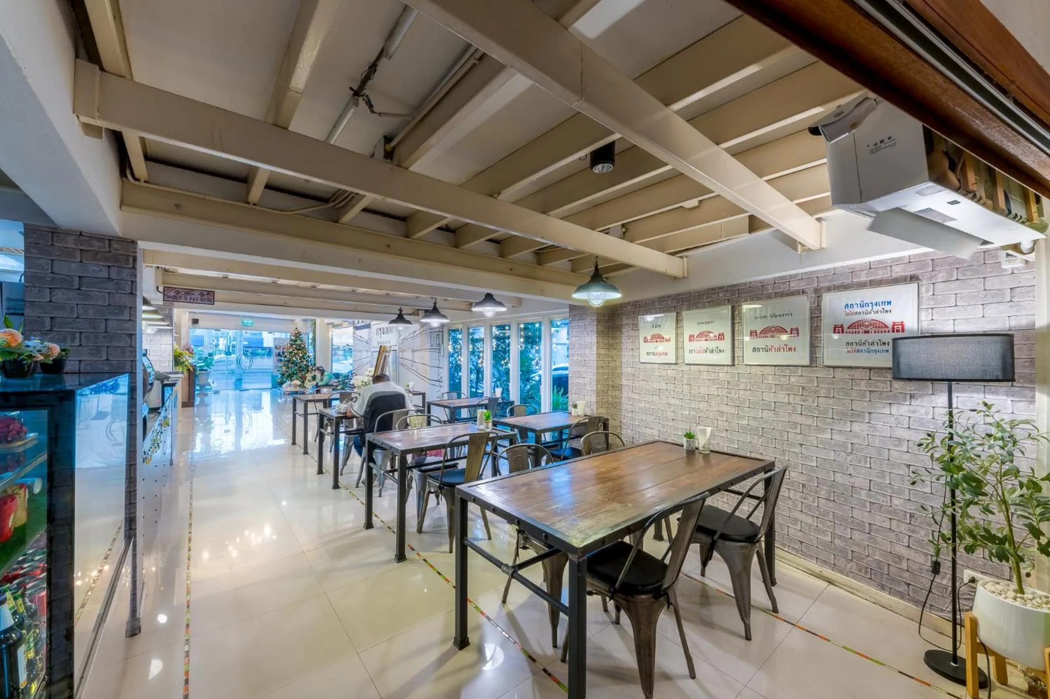 Restaurant/places to eat in At Hua Lamphong Hotel