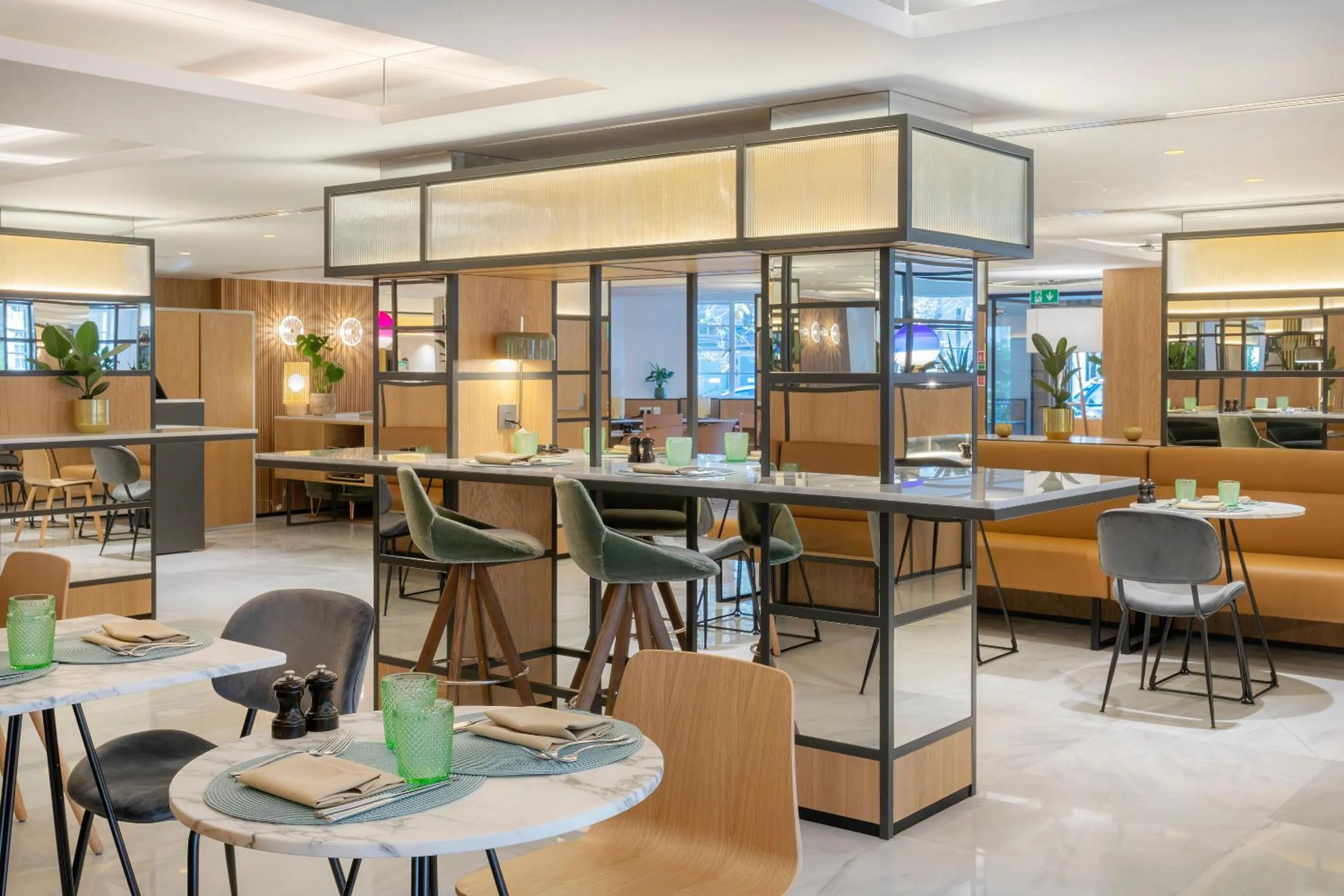 Restaurant/places to eat in Meliá White House Hotel Apartments