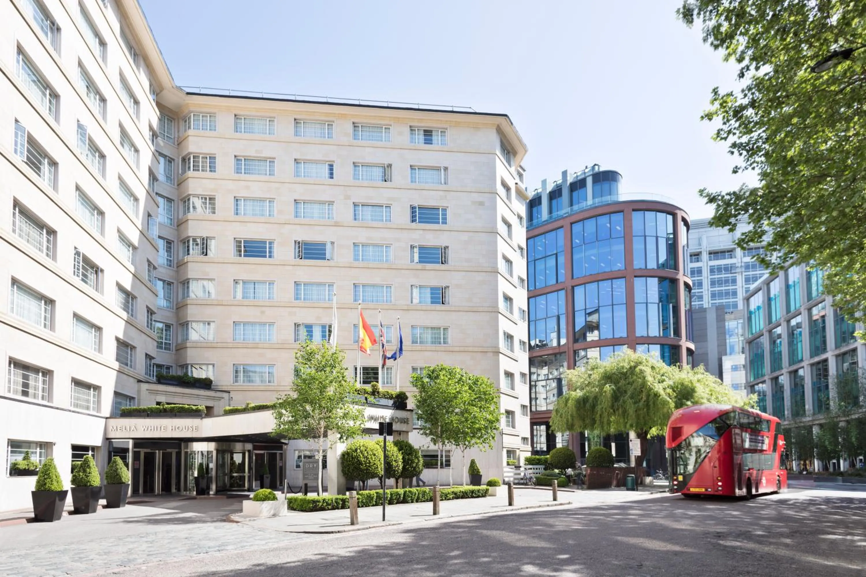 Facade/entrance in Meliá White House Hotel Apartments