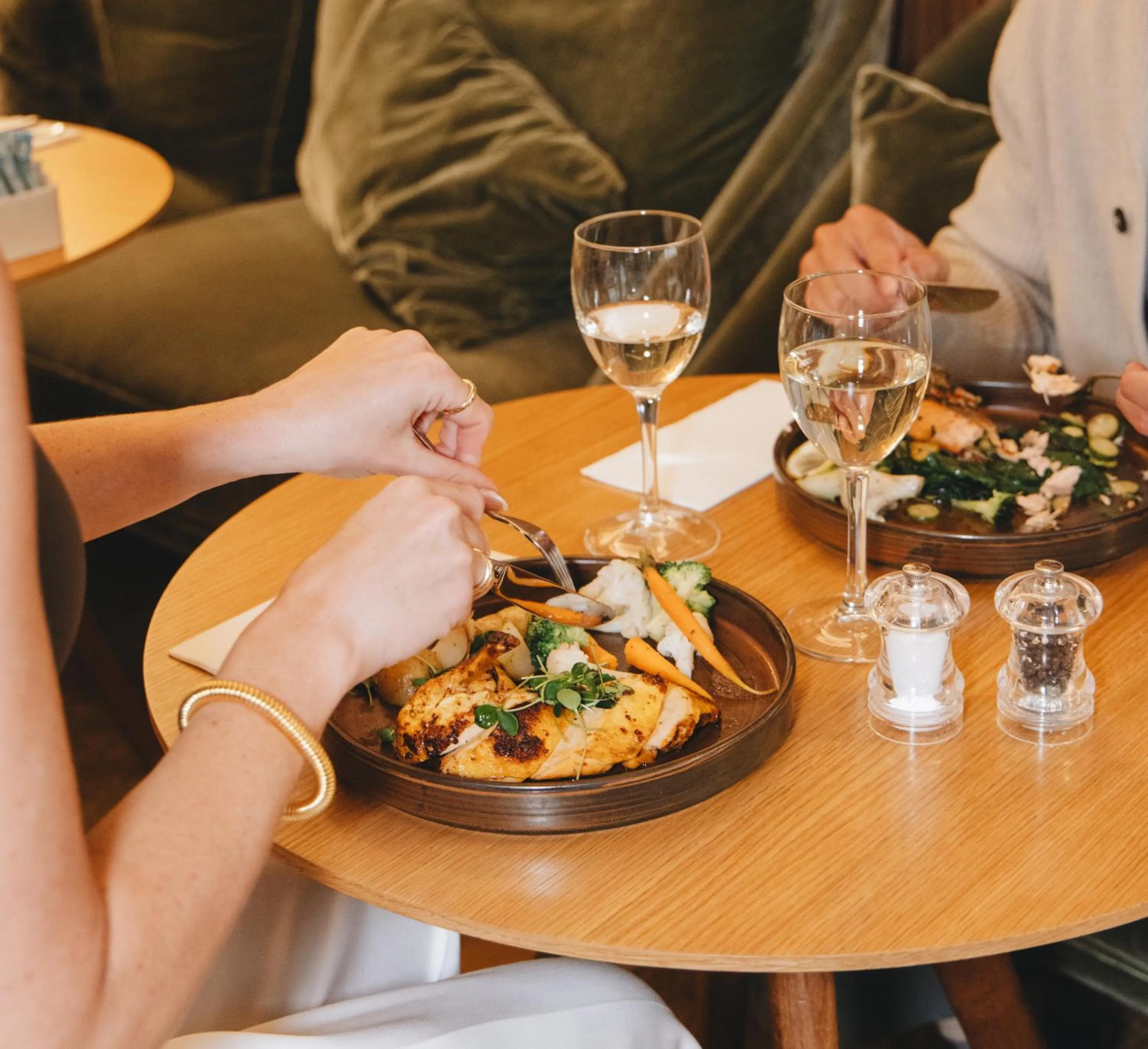 Restaurant/places to eat in Meliá White House Hotel Apartments