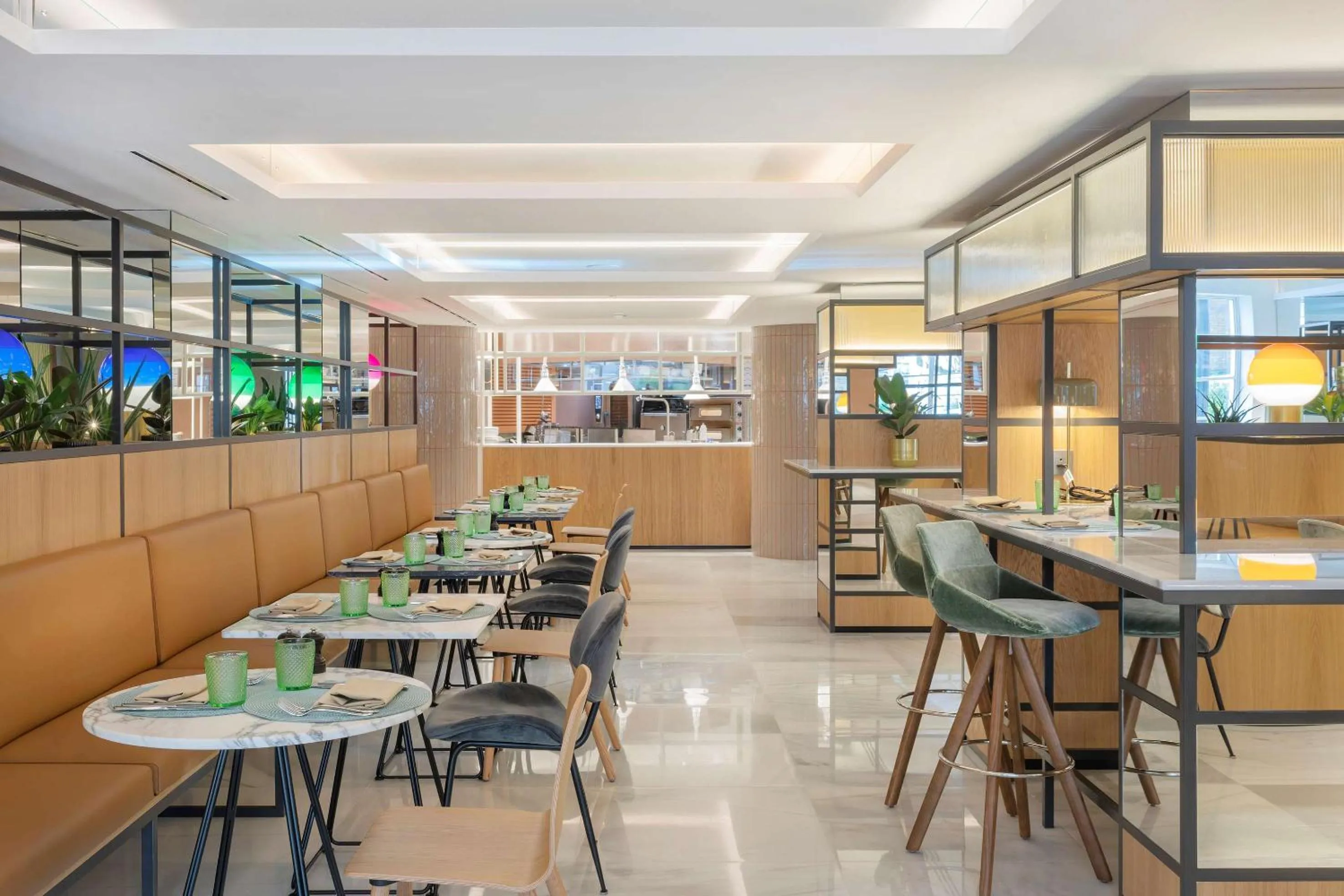 Restaurant/places to eat in Meliá White House Hotel Apartments