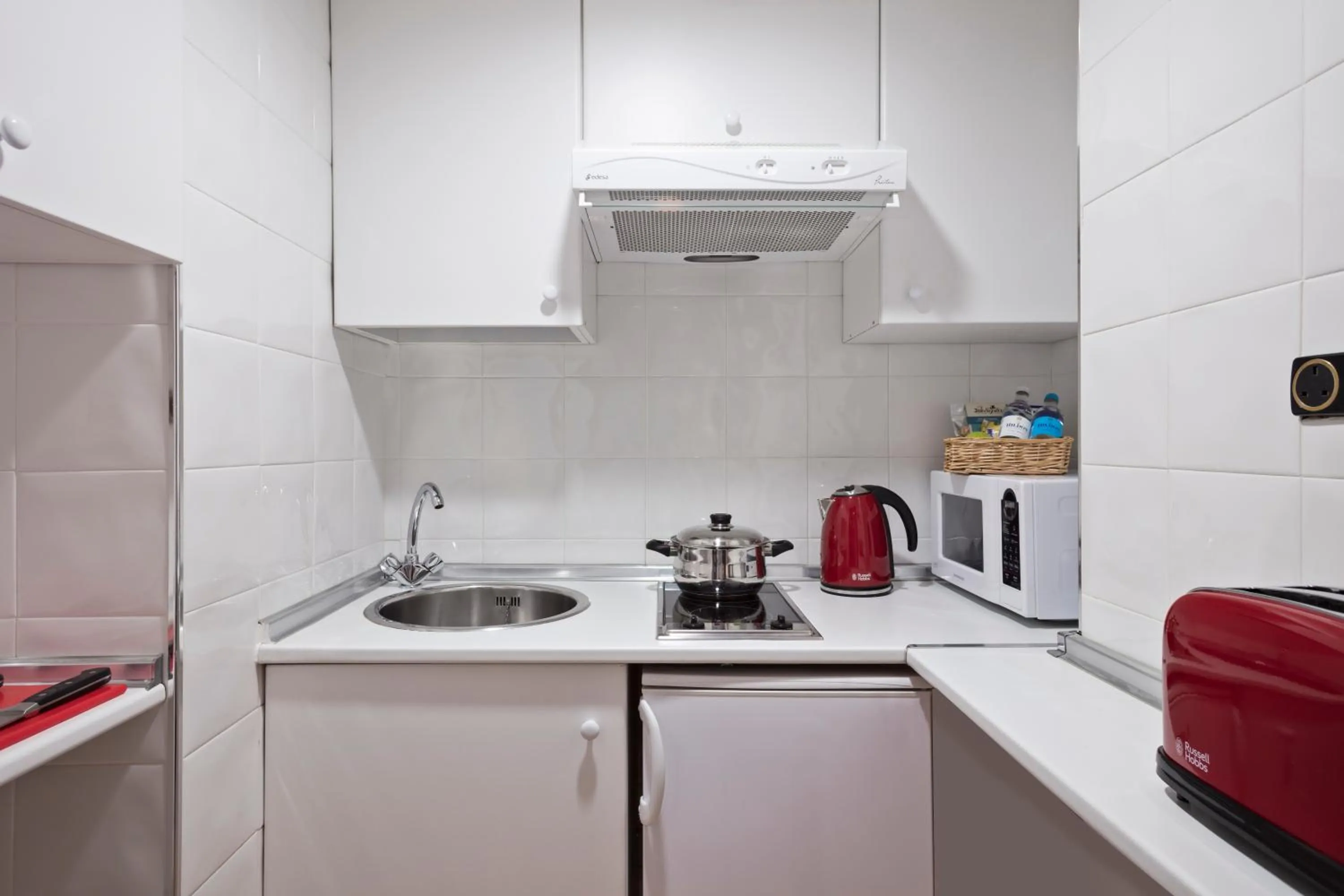 Kitchen or kitchenette in Meliá White House Hotel Apartments