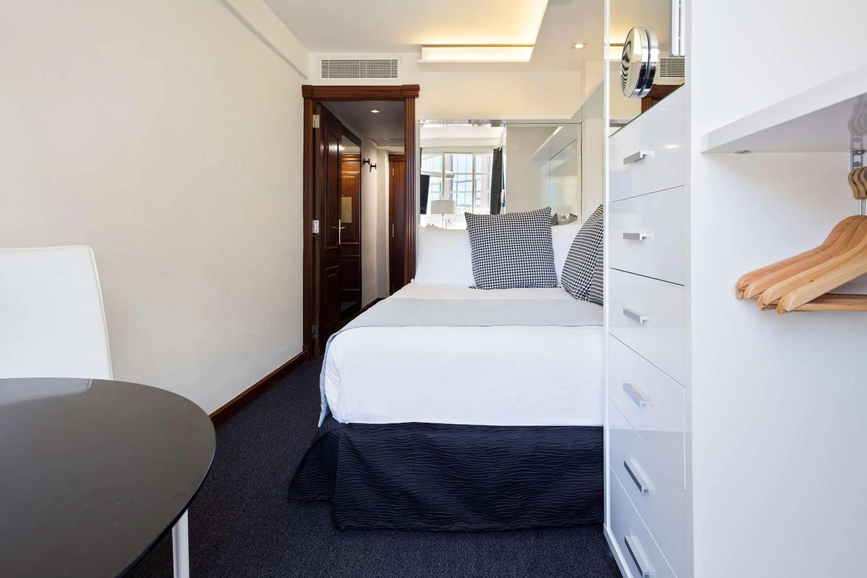 Photo of the whole room, Bed in Meliá White House Hotel Apartments