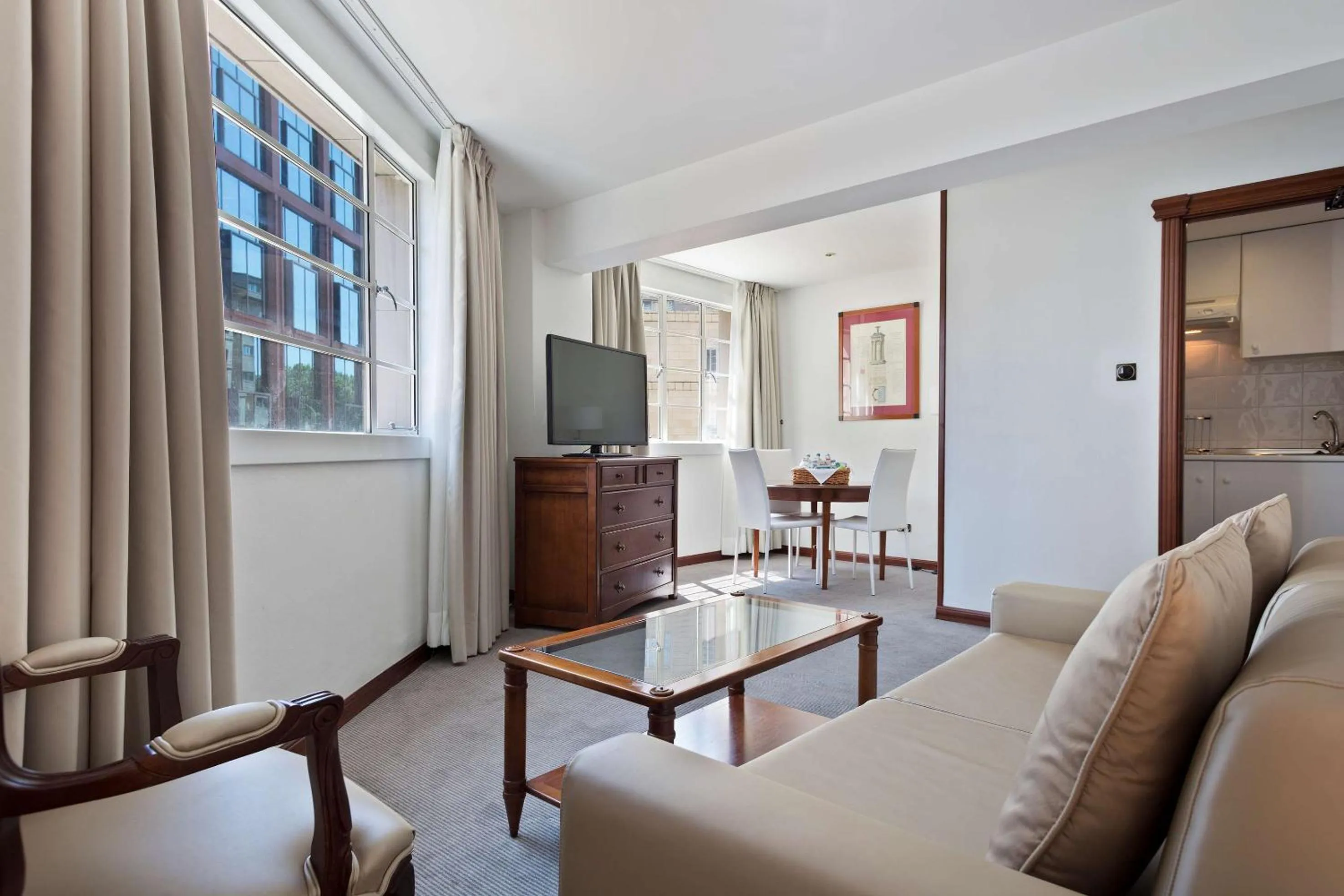 Photo of the whole room in Meliá White House Hotel Apartments