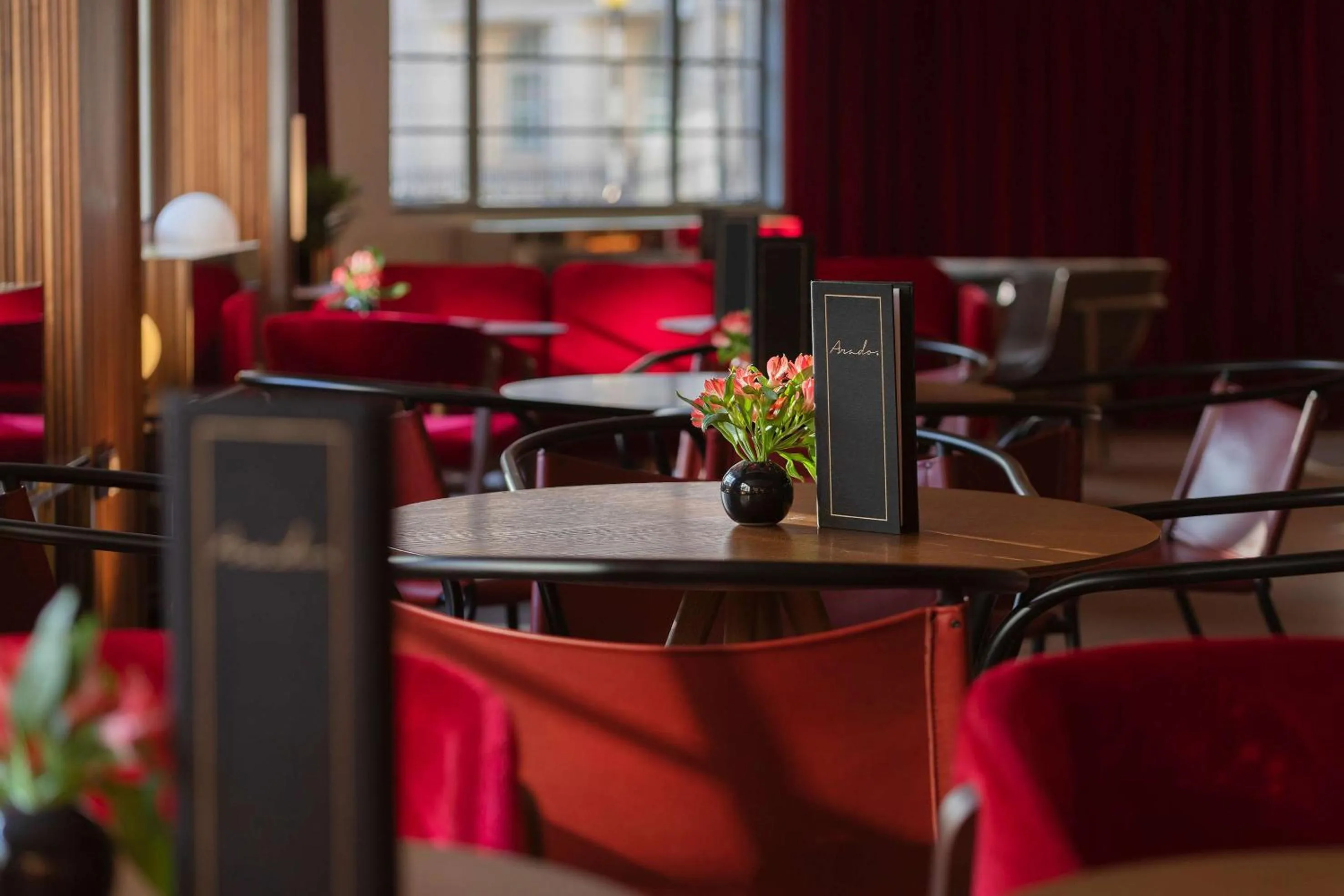 Lounge or bar in Meliá White House Hotel Apartments