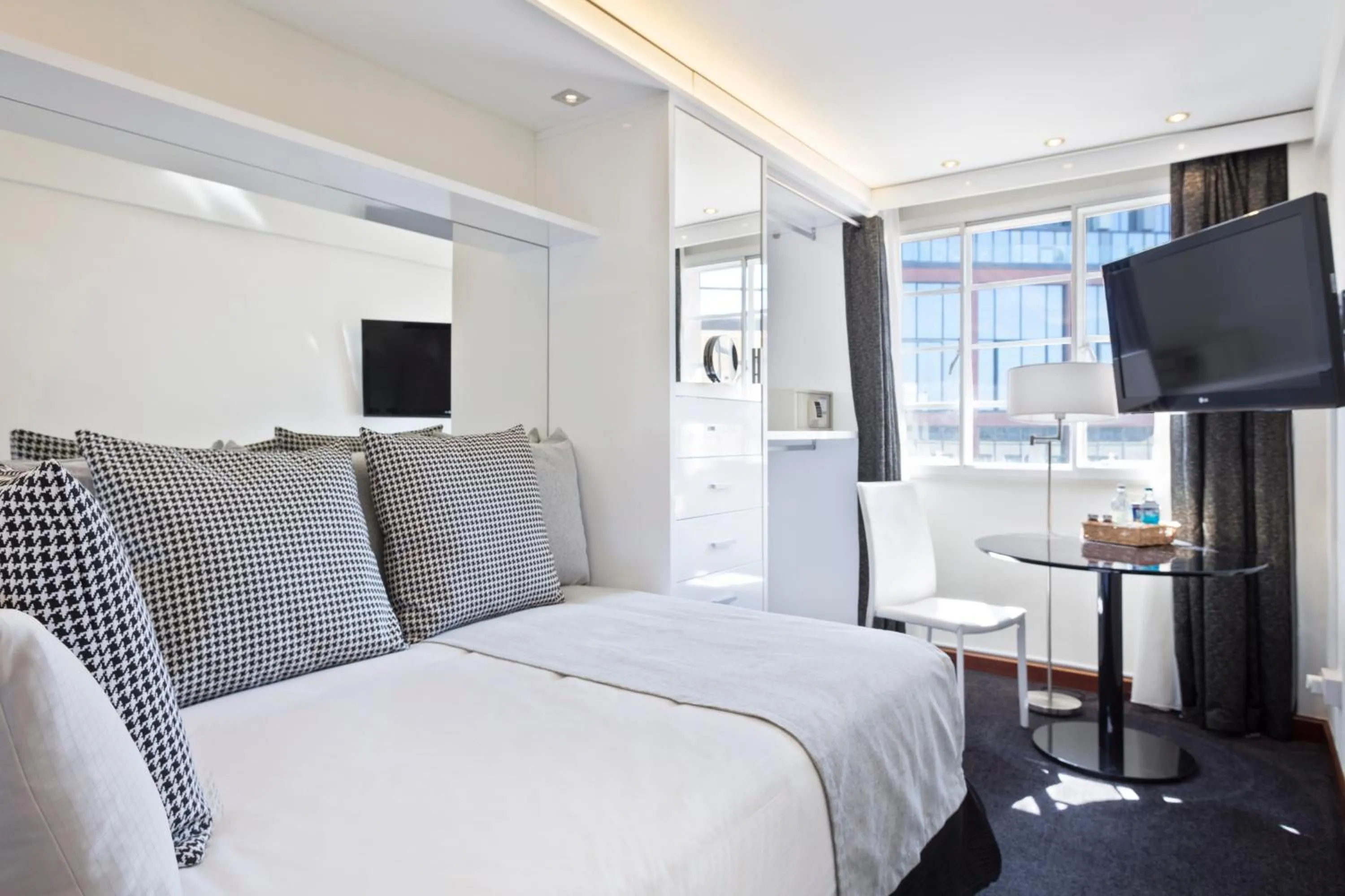 Bedroom, Bed in Meliá White House Hotel Apartments