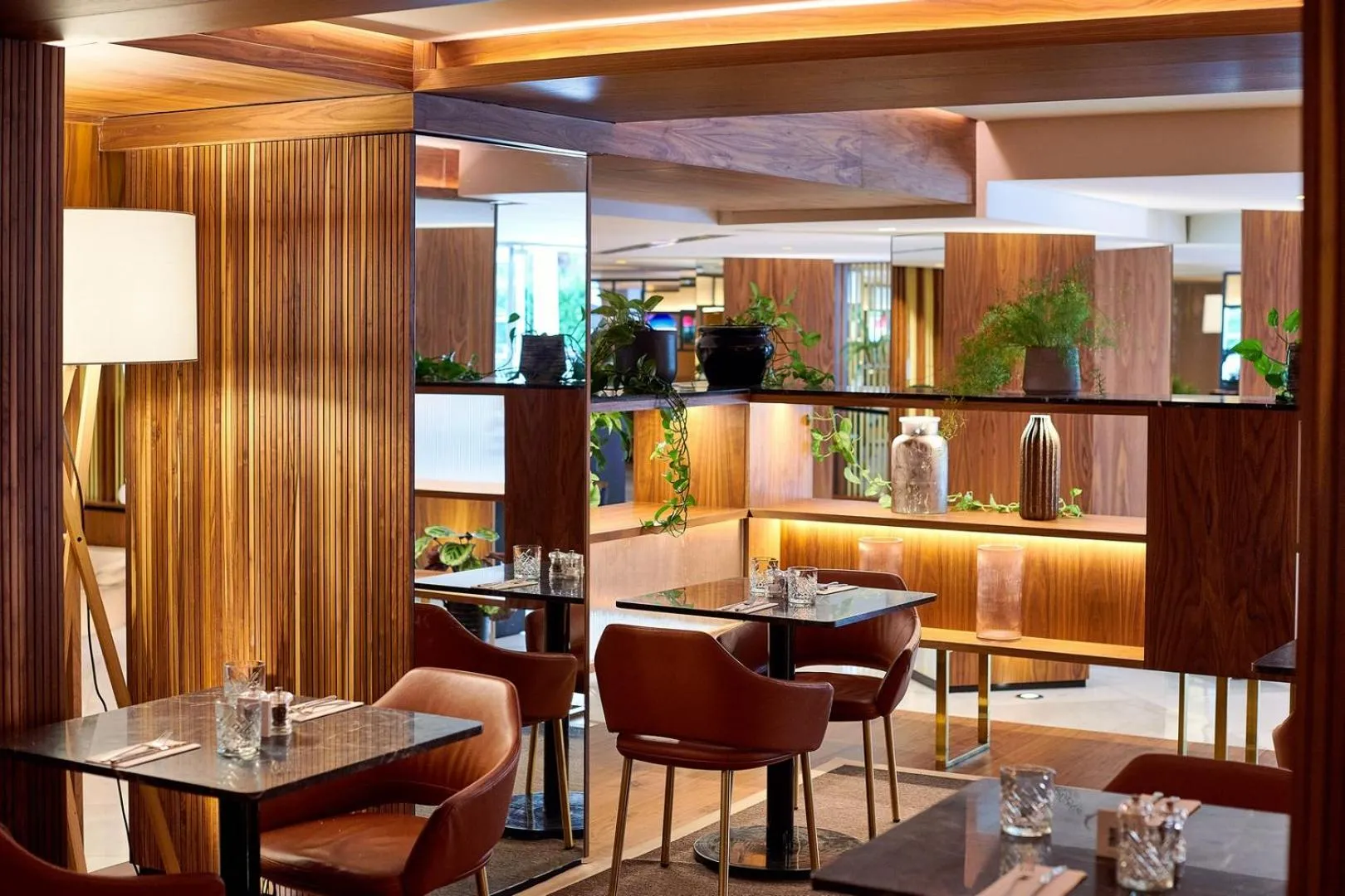 Restaurant/places to eat in Meliá White House Hotel Apartments