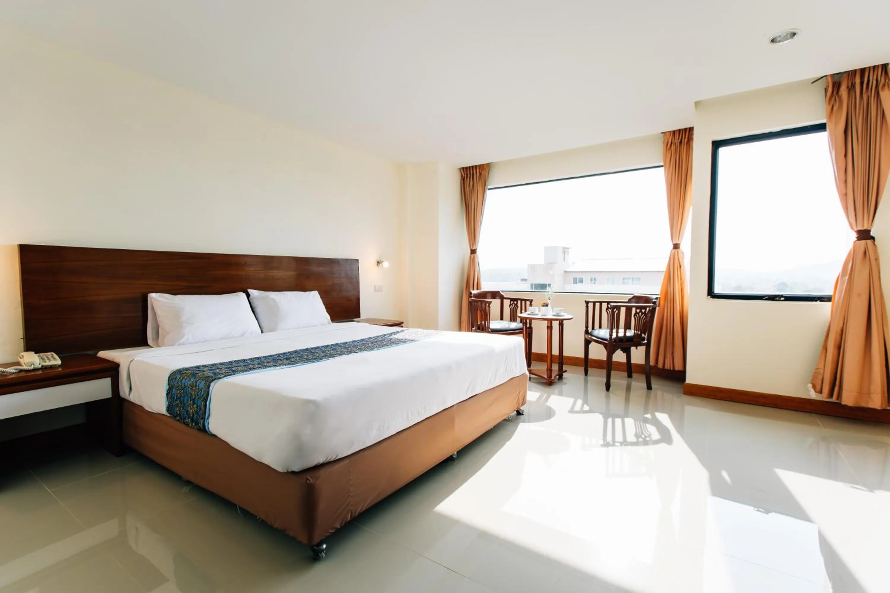 Bedroom, Bed in Sinkiat Thani Hotel