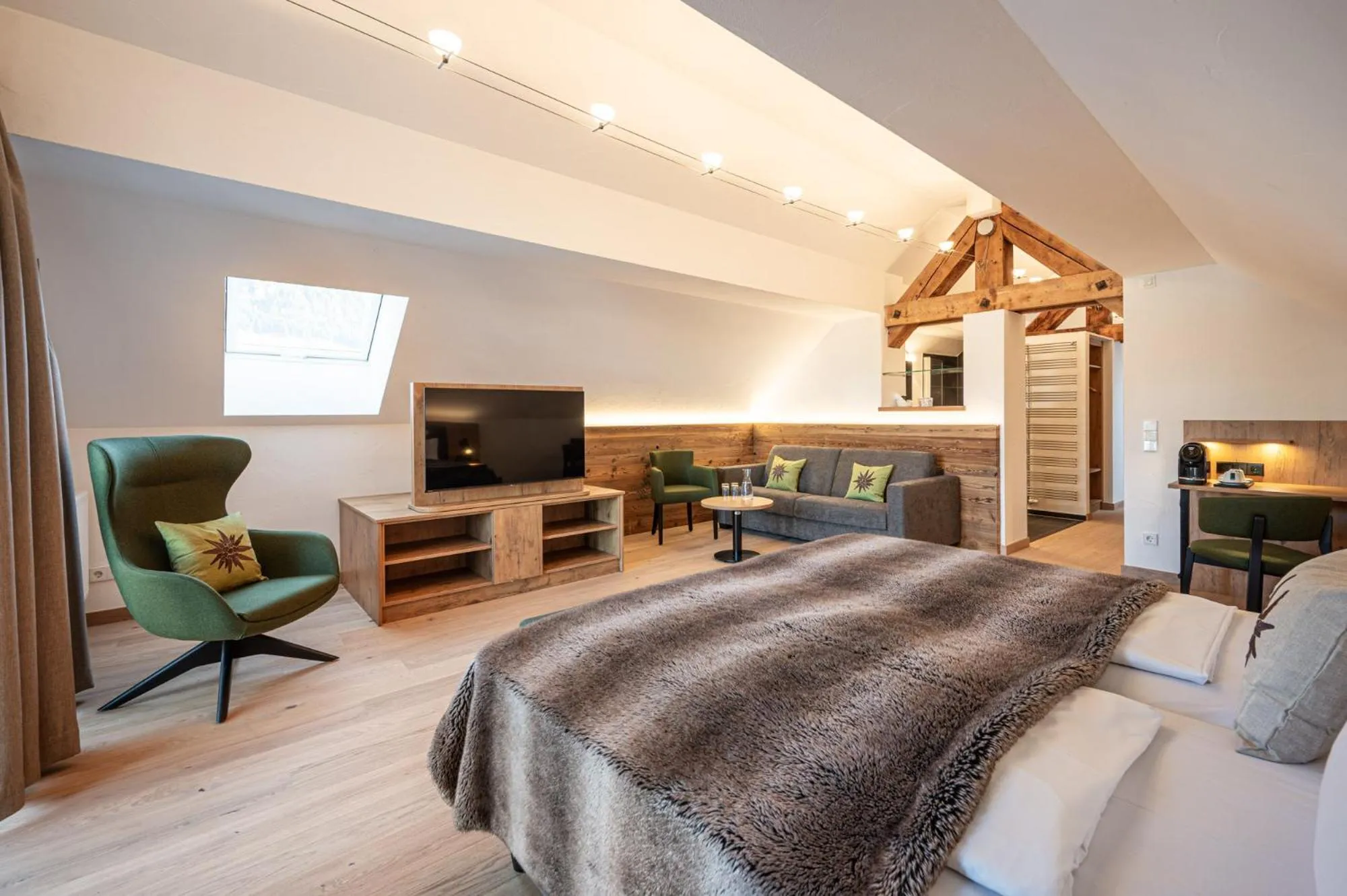 Photo of the whole room, Bed in Alpin Lifestyle Hotel Löwen & Strauss