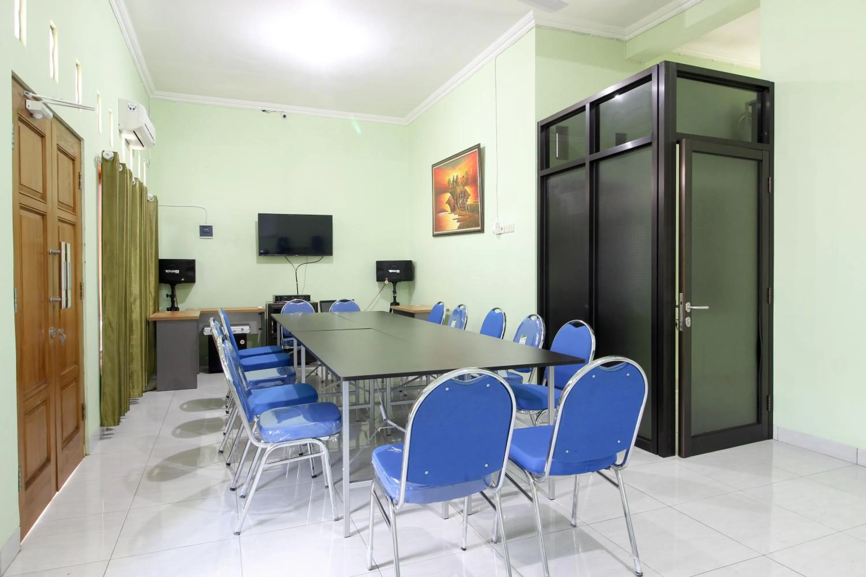 Area and facilities in RedDoorz Plus near Taman Sari