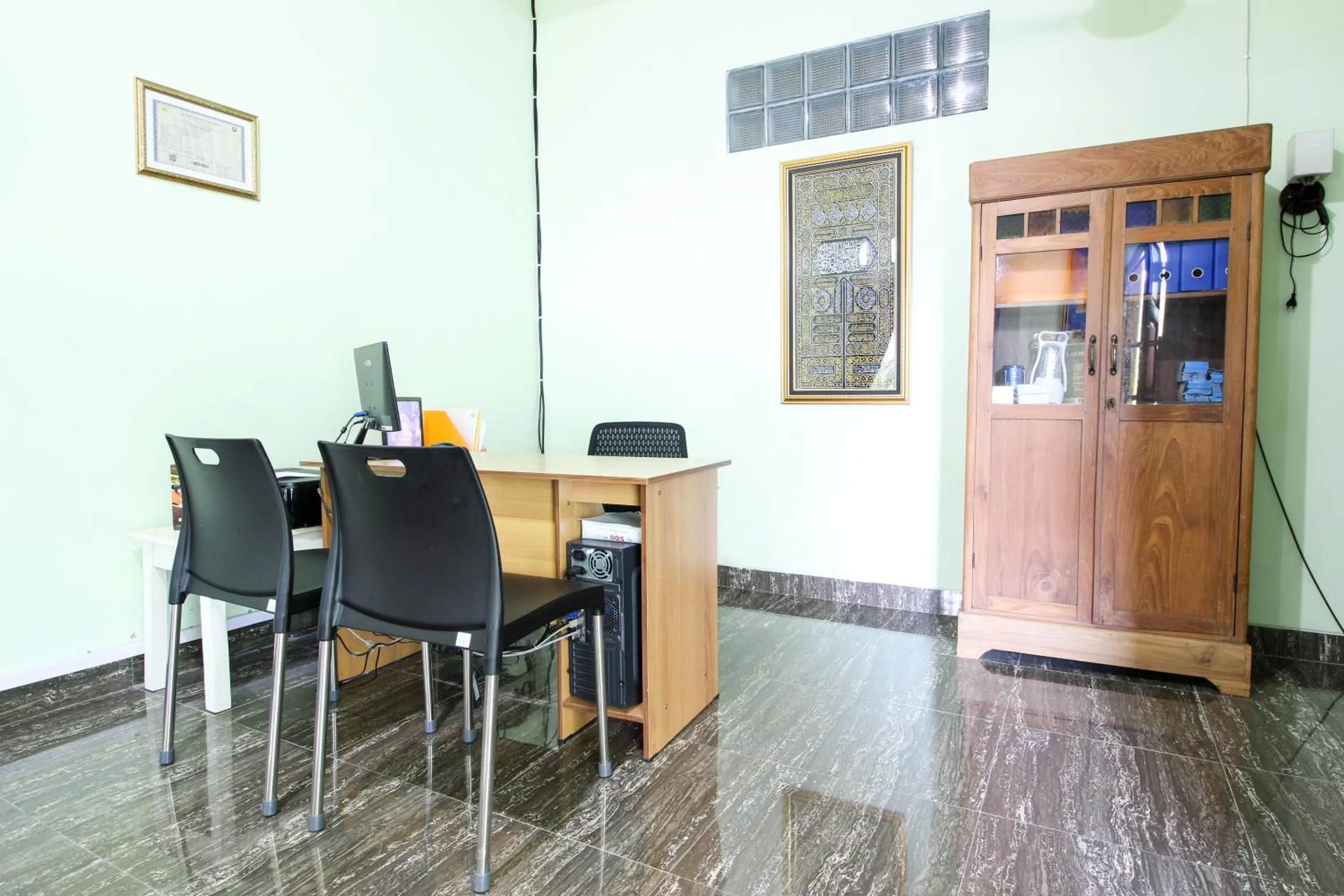 Lobby or reception in RedDoorz Plus near Taman Sari