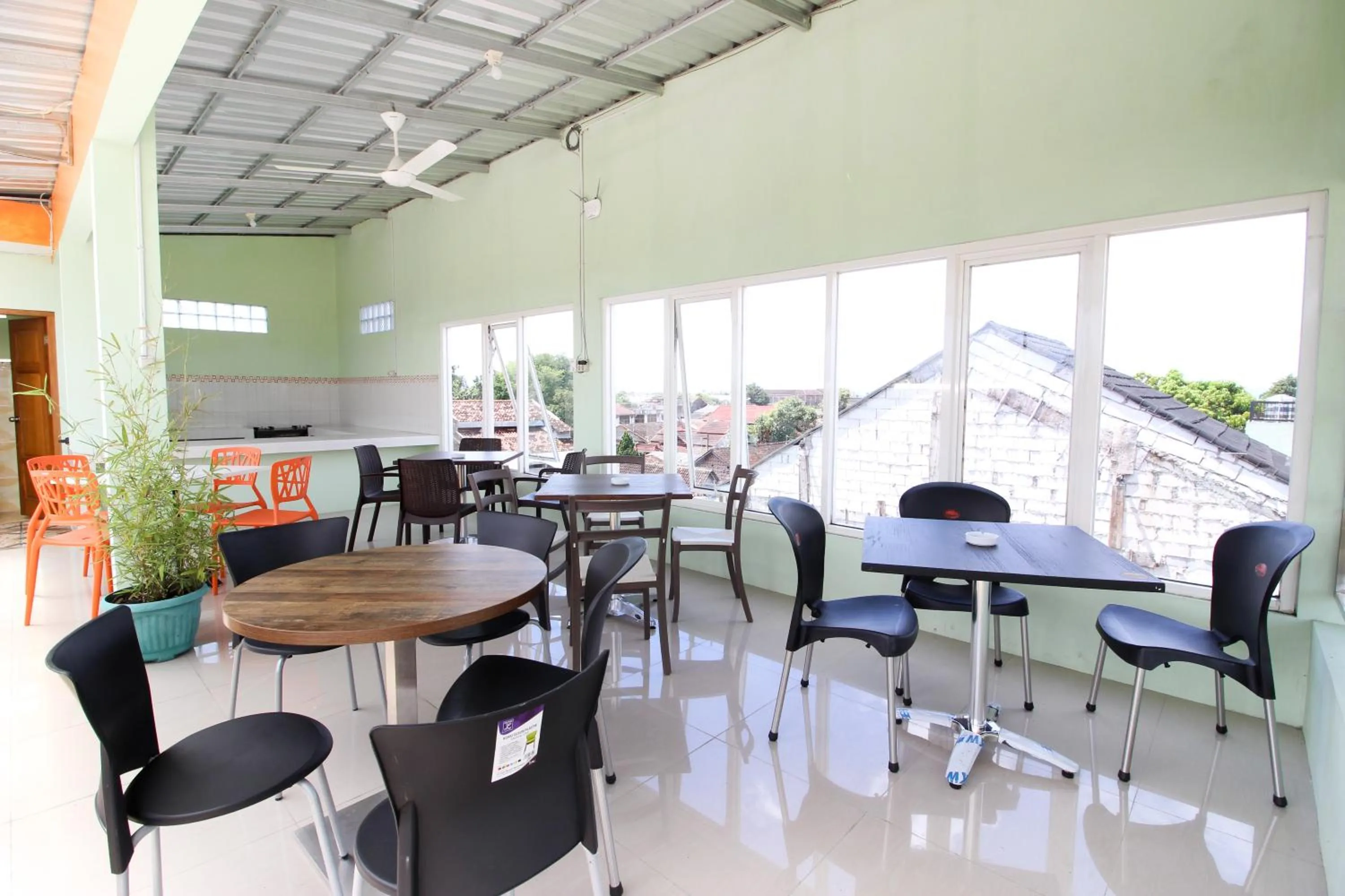 Restaurant/places to eat in RedDoorz Plus near Taman Sari