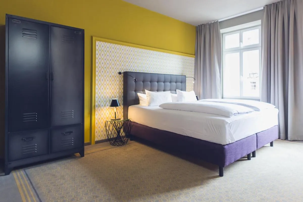 Bed in Hotel Goldene Traube - by Neugart