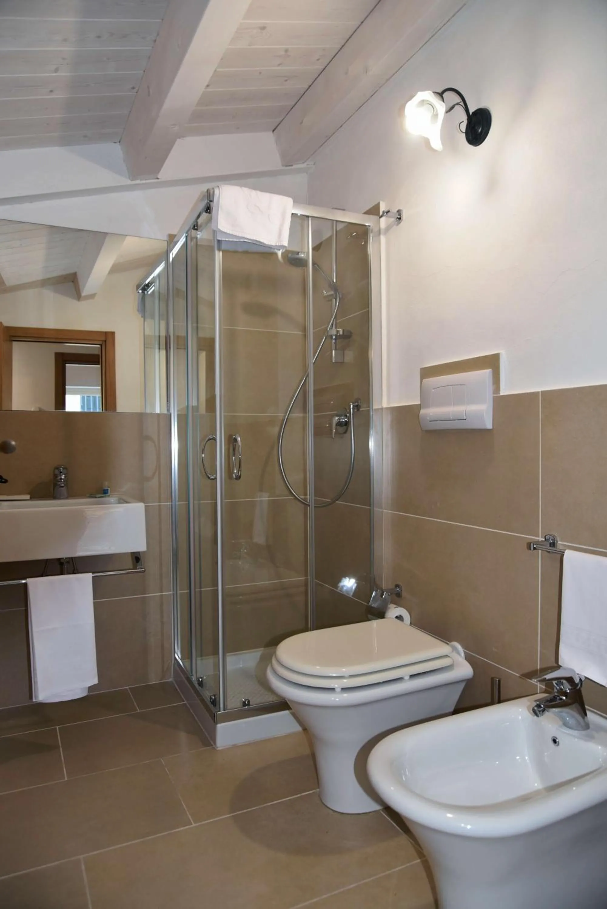 Shower in La Corte Di Ibla