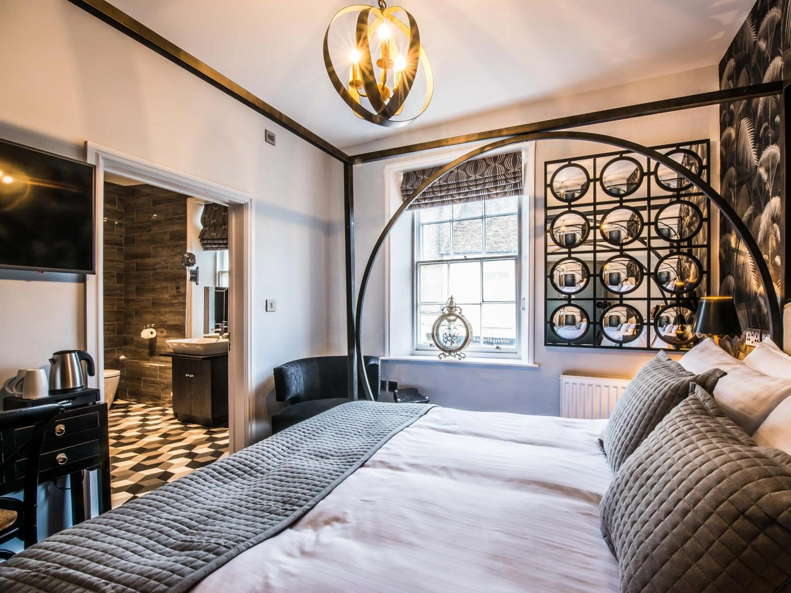 Bedroom, Bed in The Royal Standard