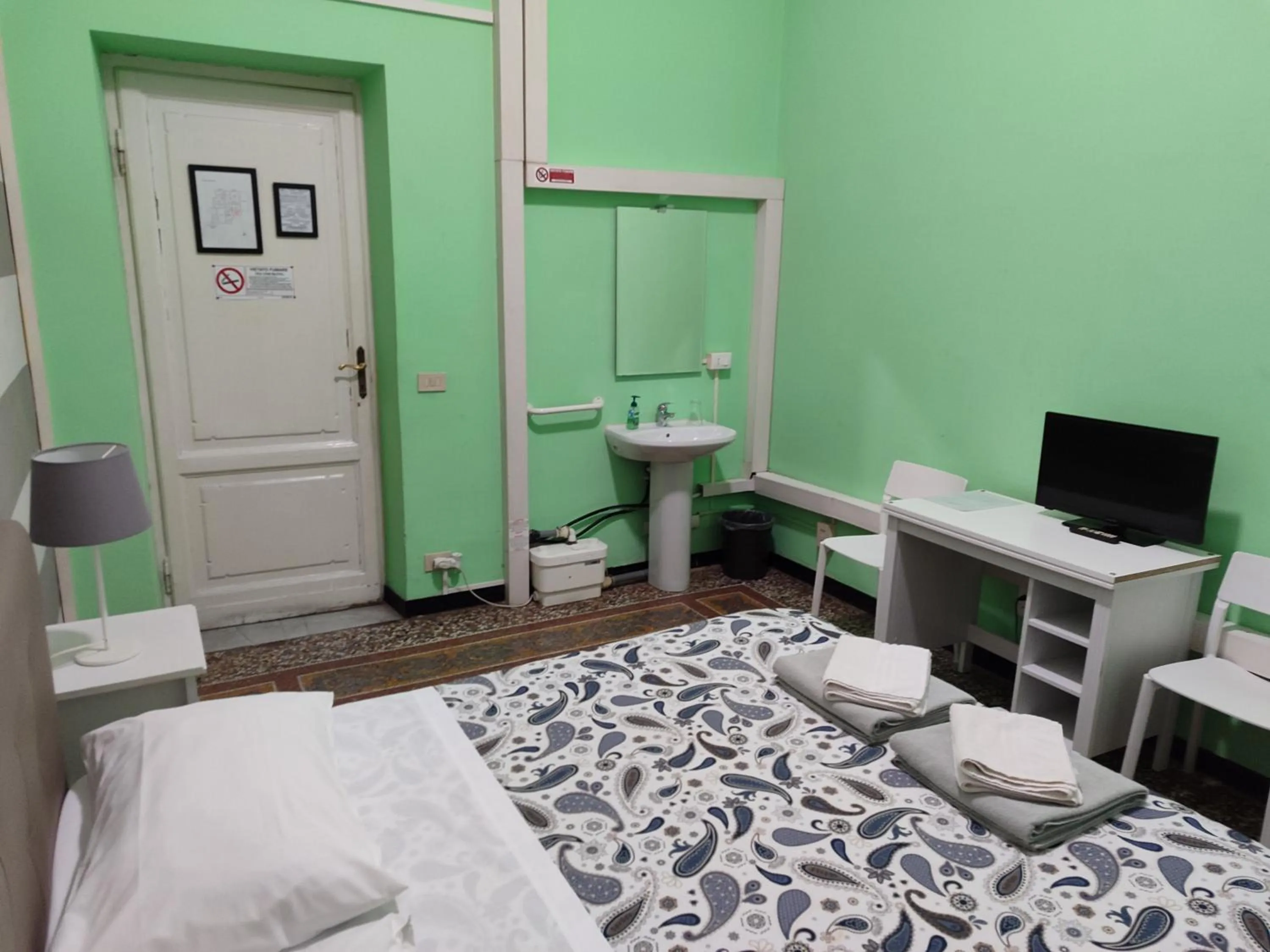 Bedroom, Bed in Albergo Locanda Alambra