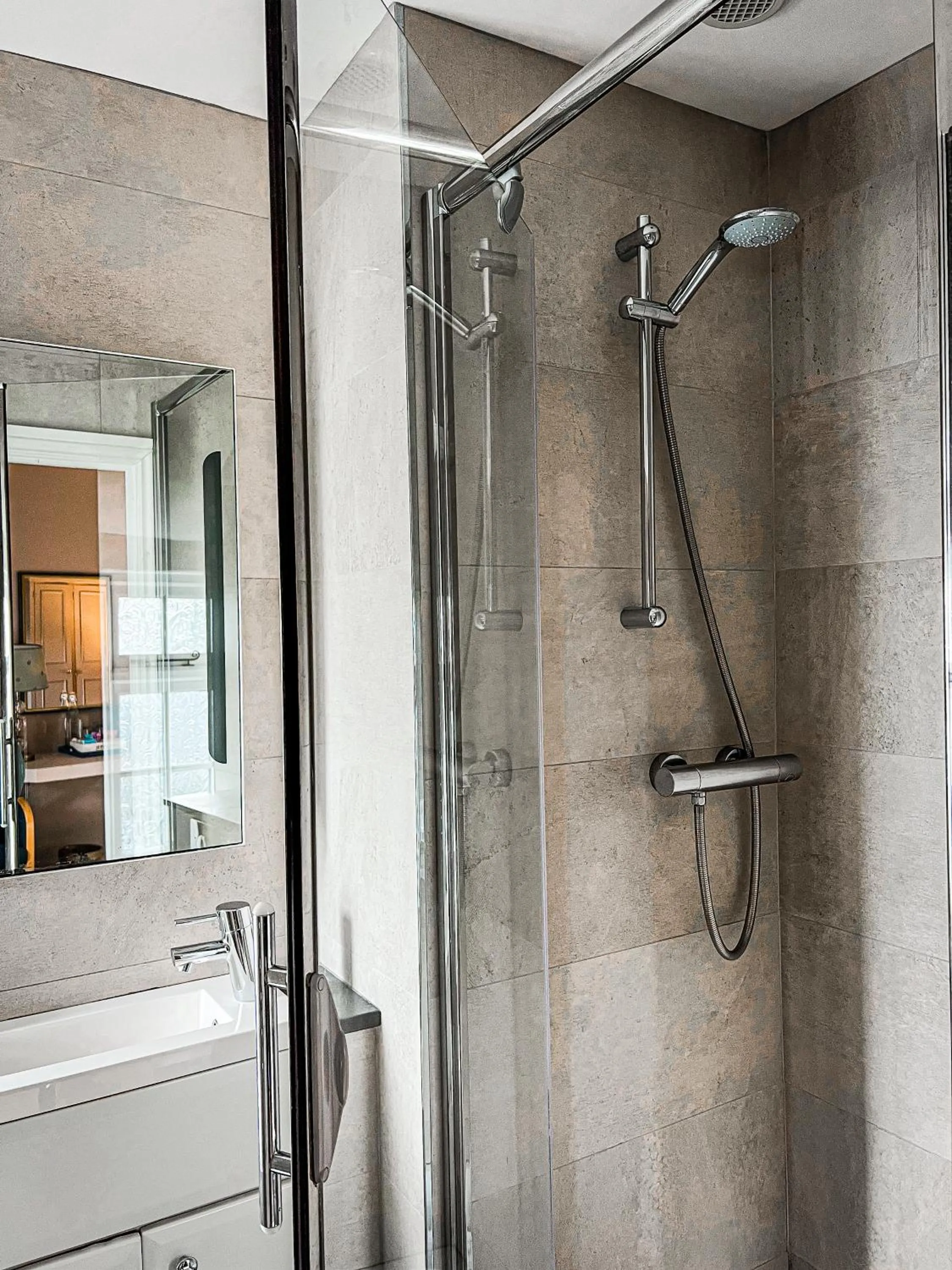 Shower in Rising Sun Hotel