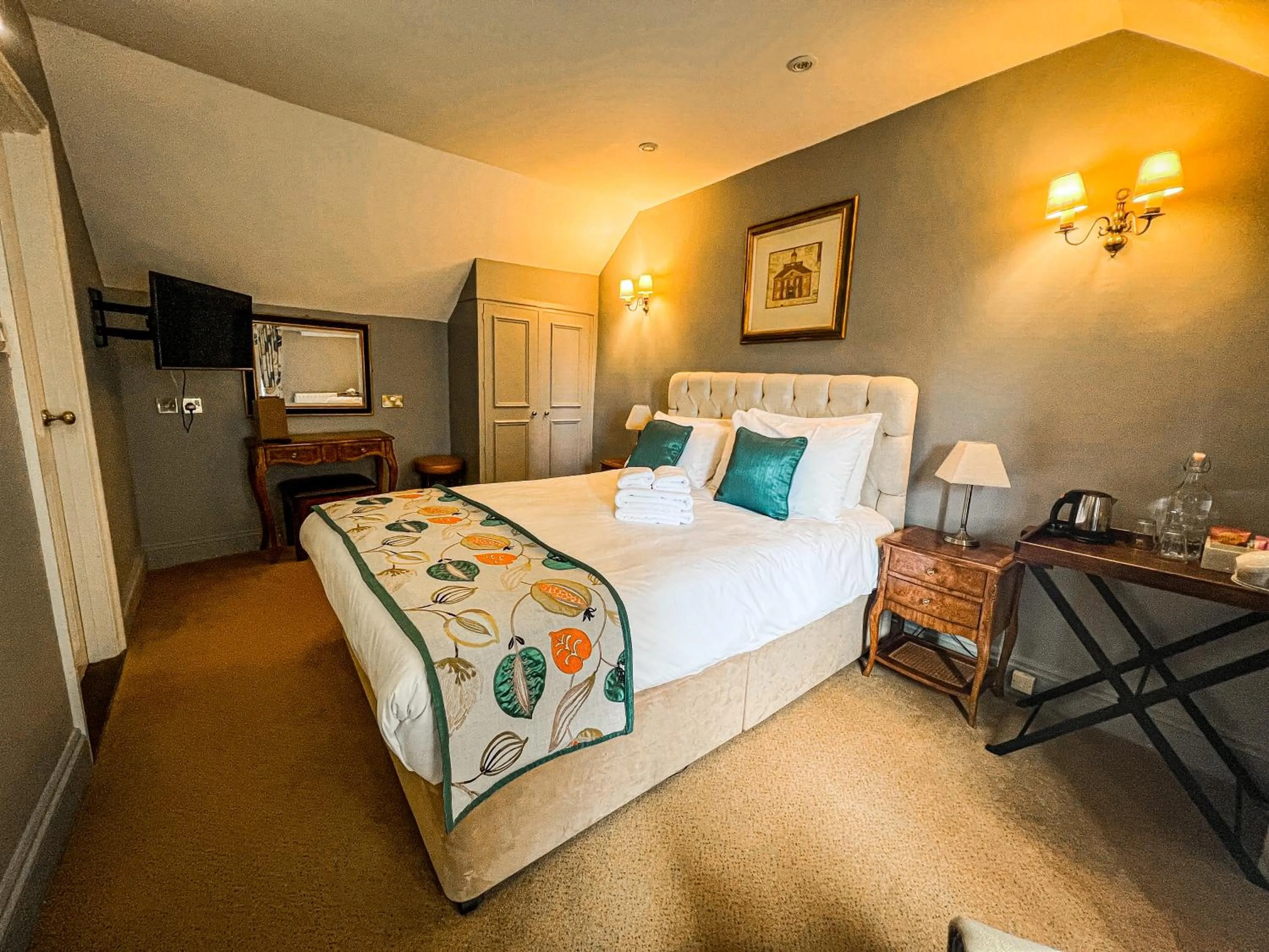 Bathroom, Bed in Rising Sun Hotel