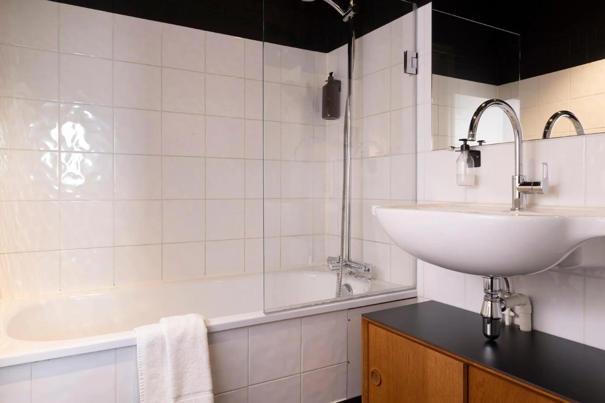 Bath in Best Western Plus Hotel Cargo