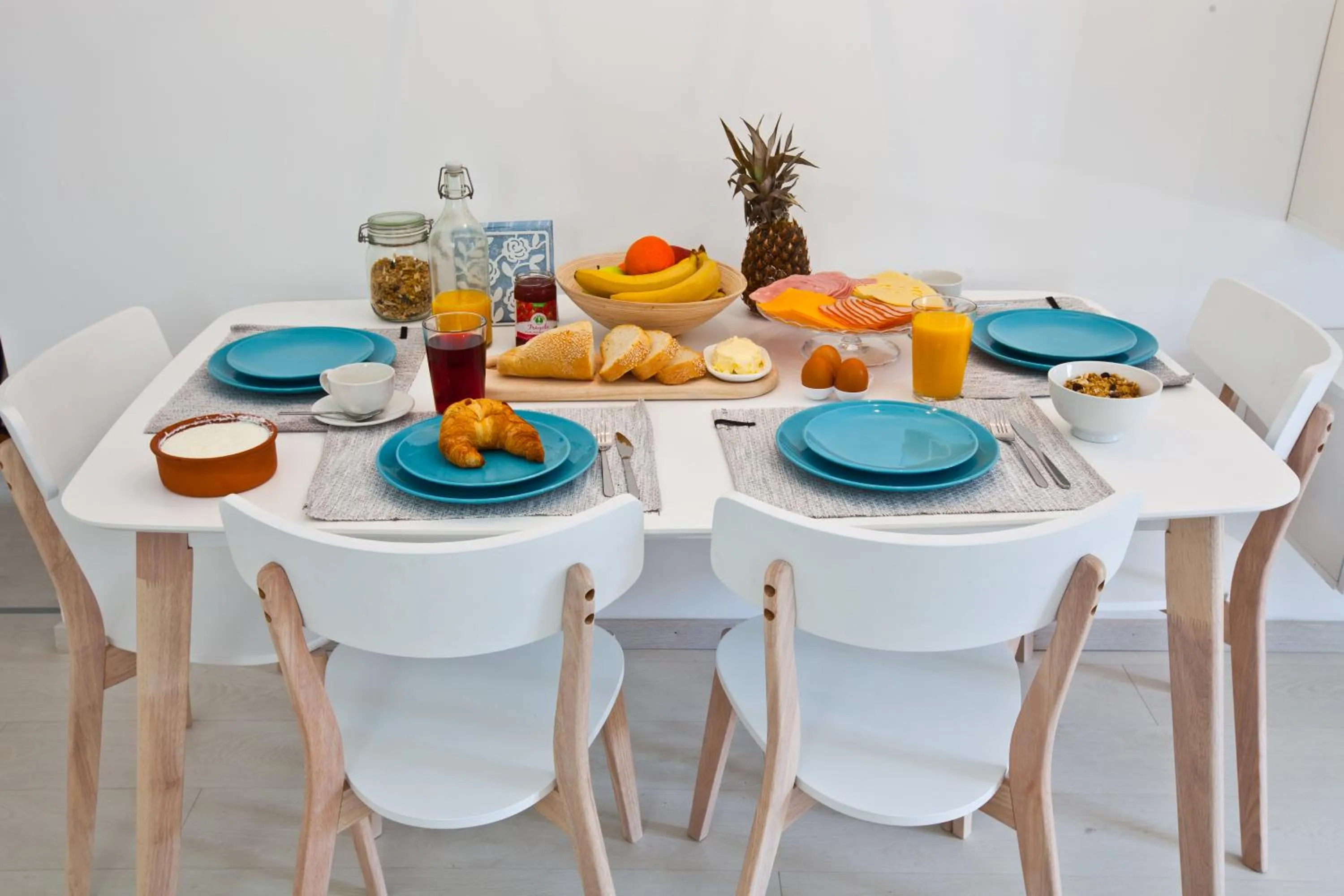 Dining area in Sun 'n Chill, Boutique Apartments & Beach Villa