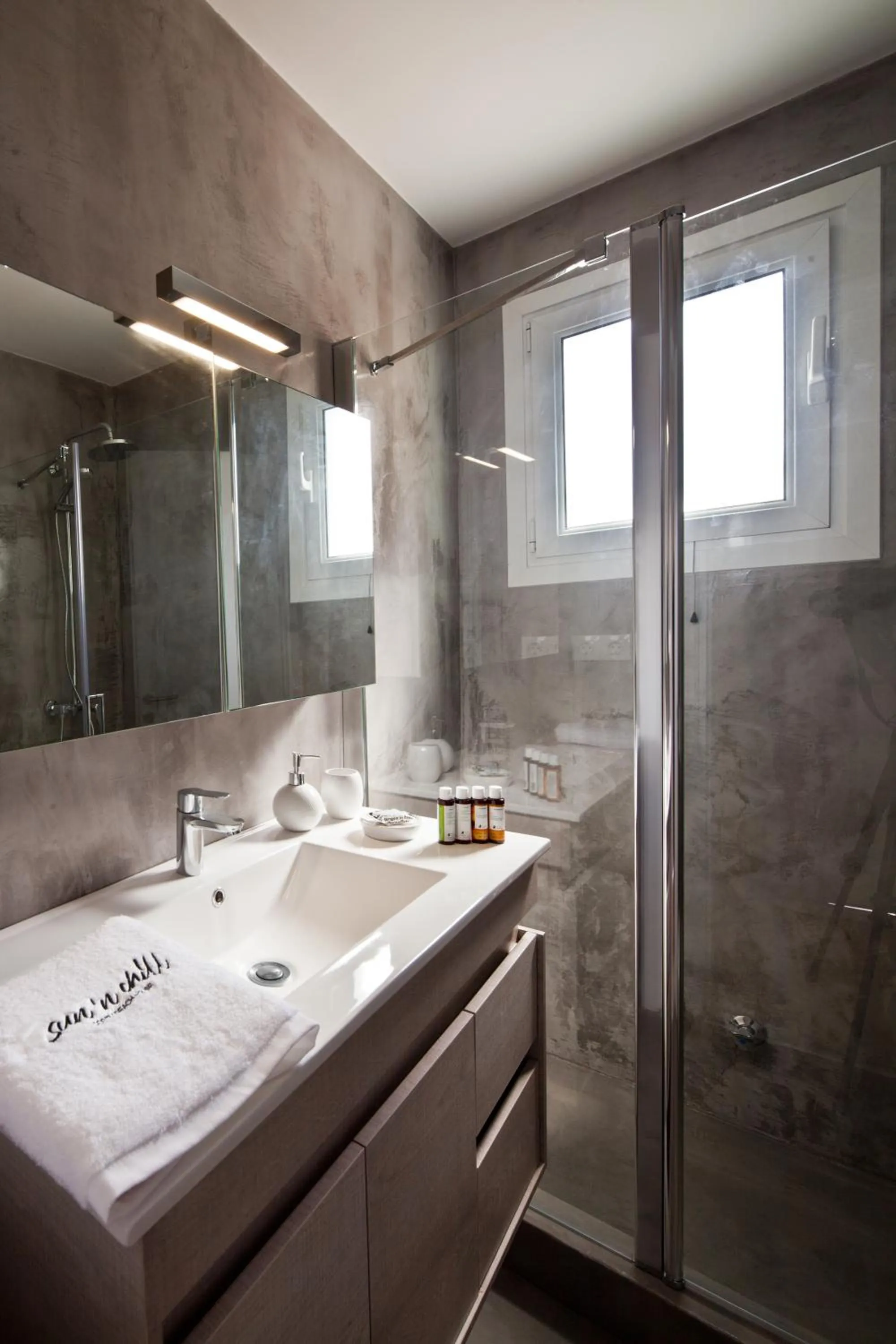 Bathroom in Sun 'n Chill, Boutique Apartments & Beach Villa