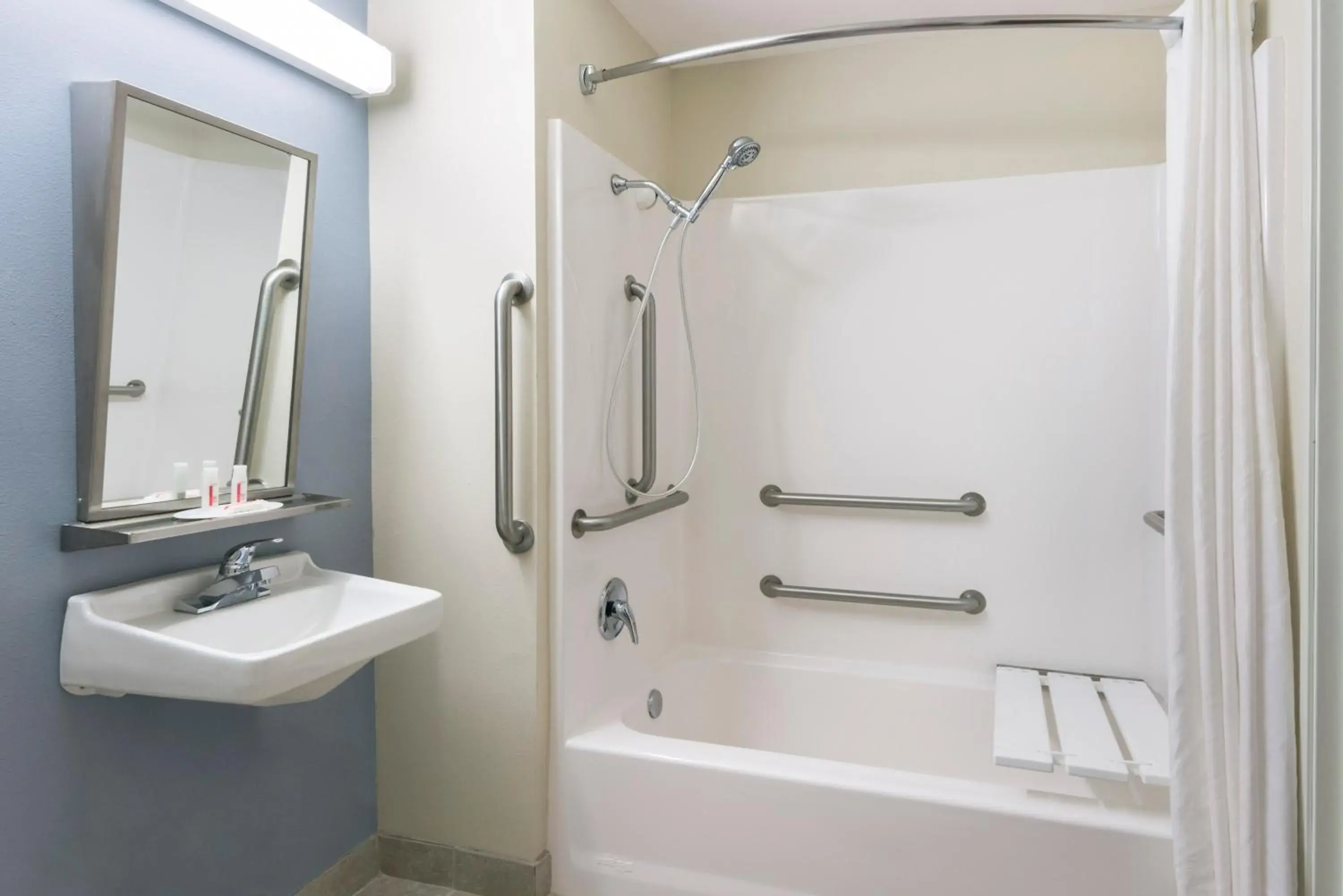 Queen Suite - Disability Access/Non-Smoking in Microtel Inn and Suites Baton Rouge Airport Queen Suite - Disability Access/Non-Smoking in Microtel Inn and Suites Baton Rouge Airport