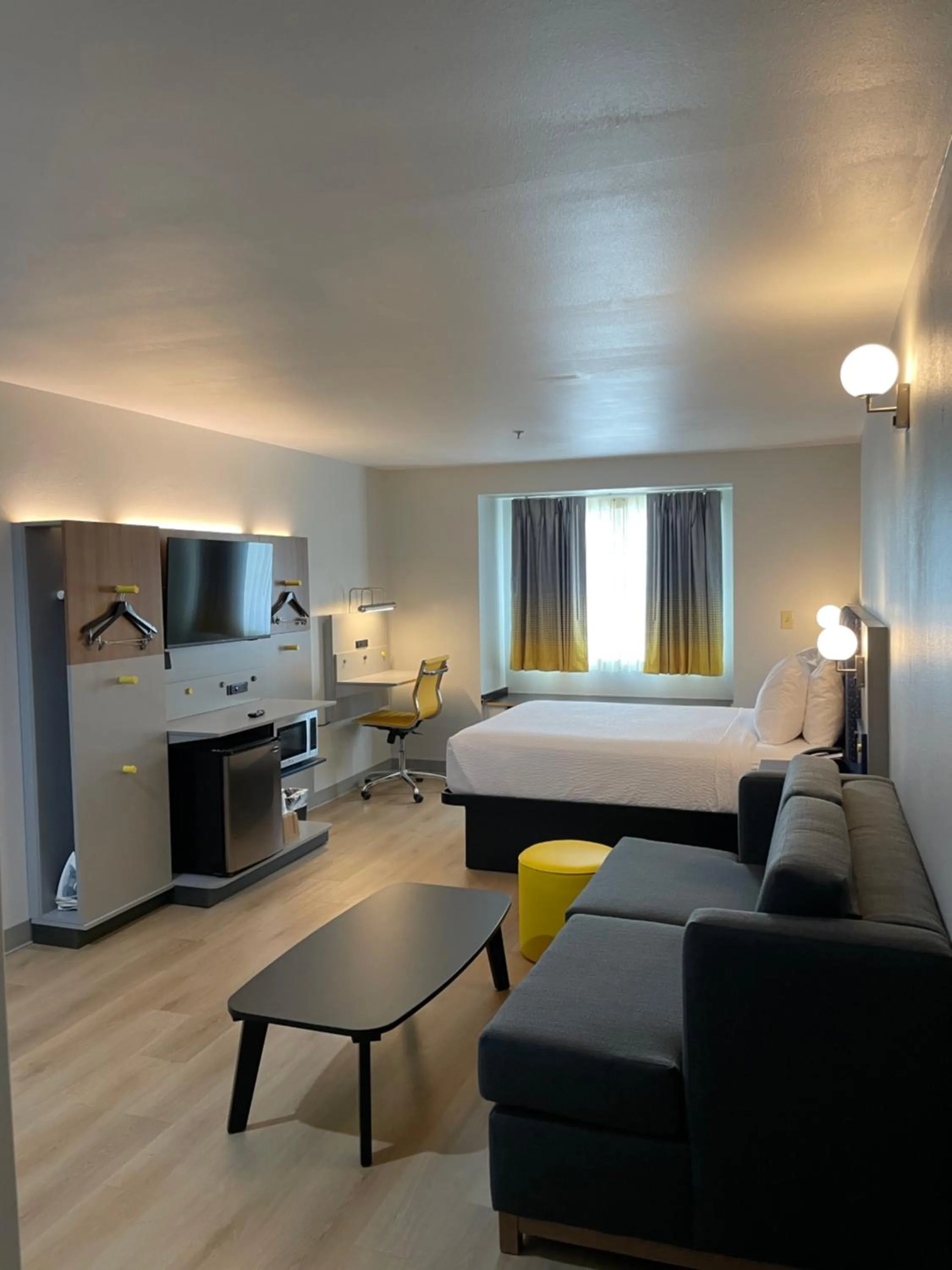 TV and multimedia, Bed in Microtel Inn and Suites Baton Rouge Airport