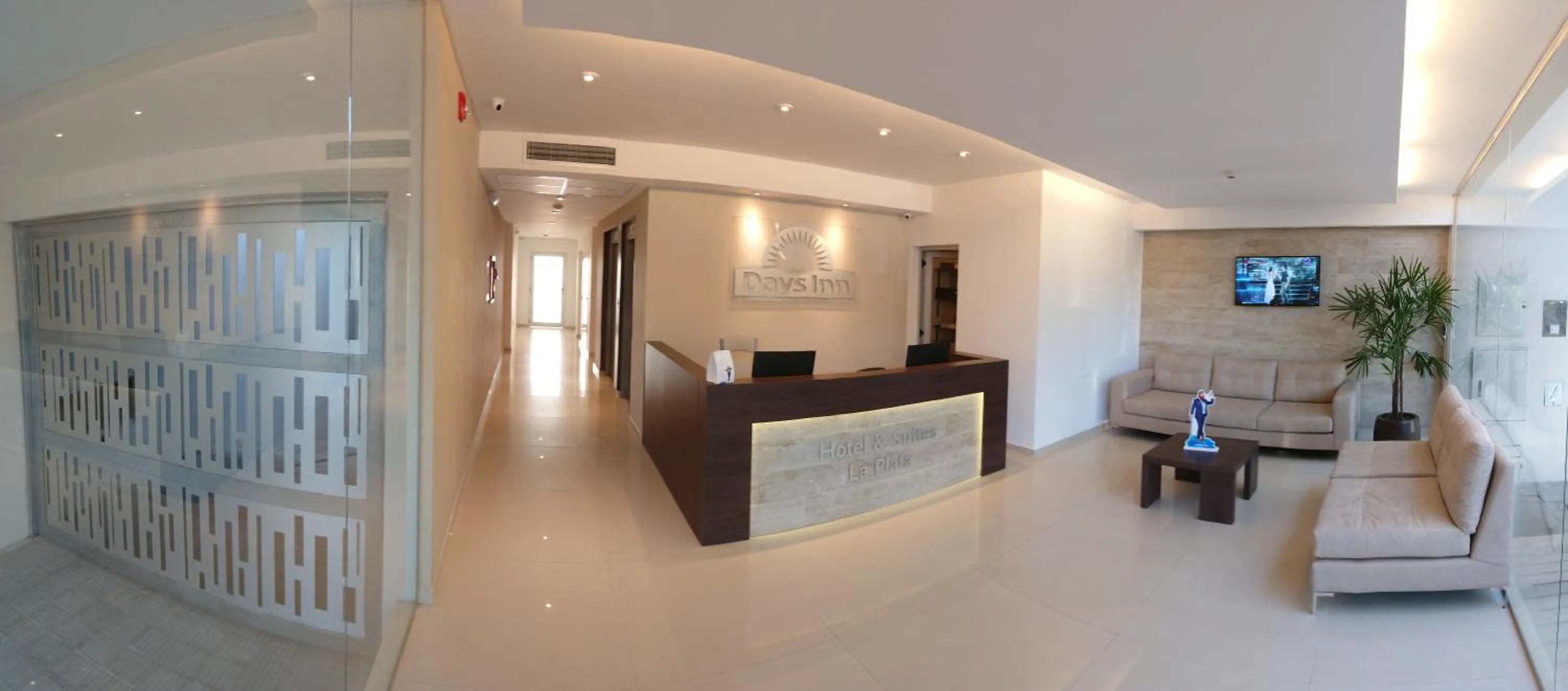 Lobby or reception in Days Inn & Suites by Wyndham La Plata