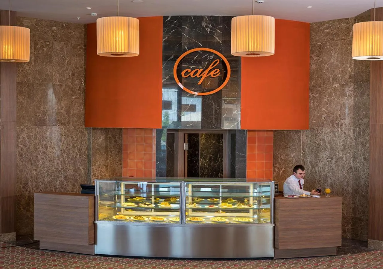 Lounge or bar in Ramada Plaza by Wyndham Rize