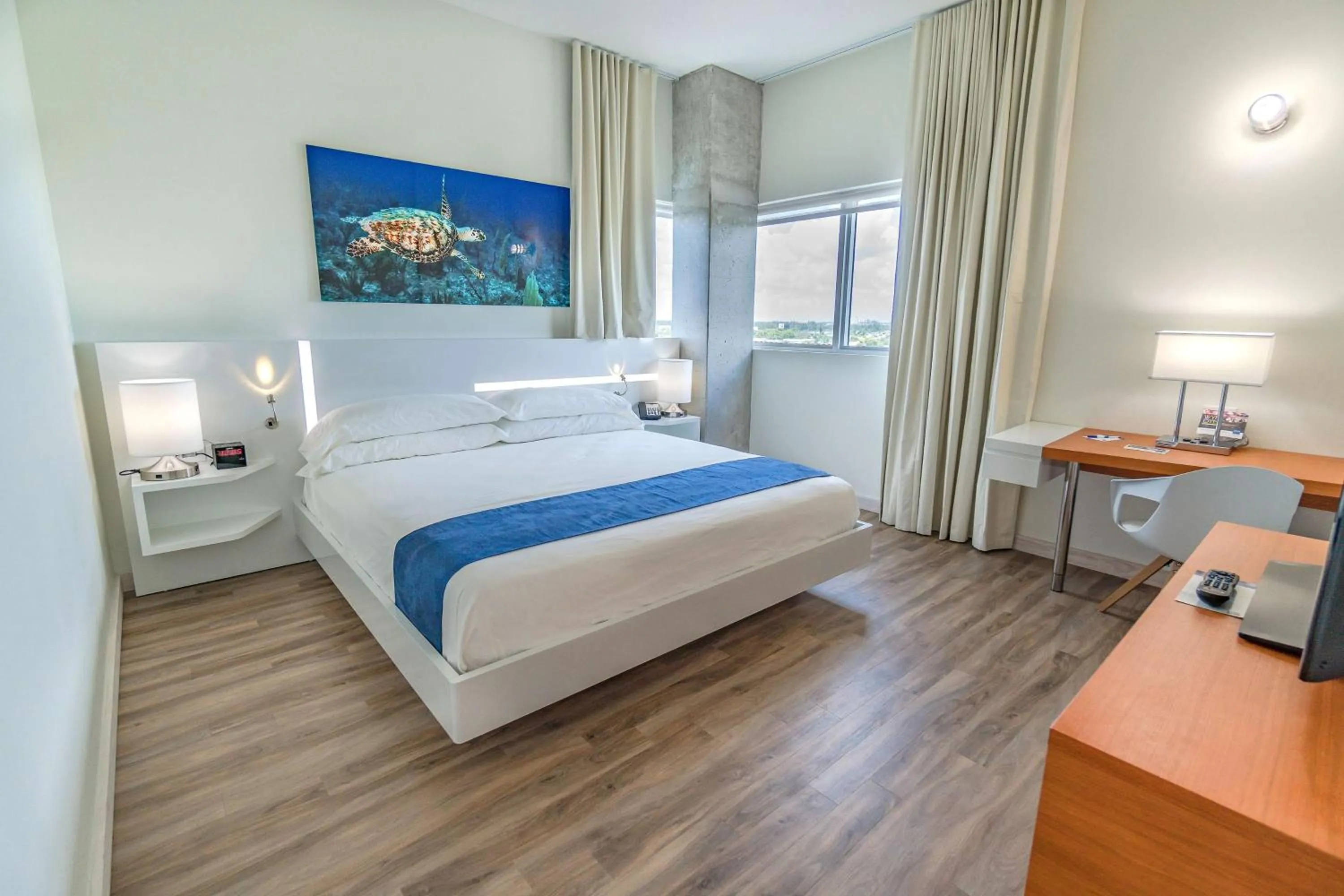 Bed in Maritime Hotel Fort Lauderdale Airport & Cruiseport