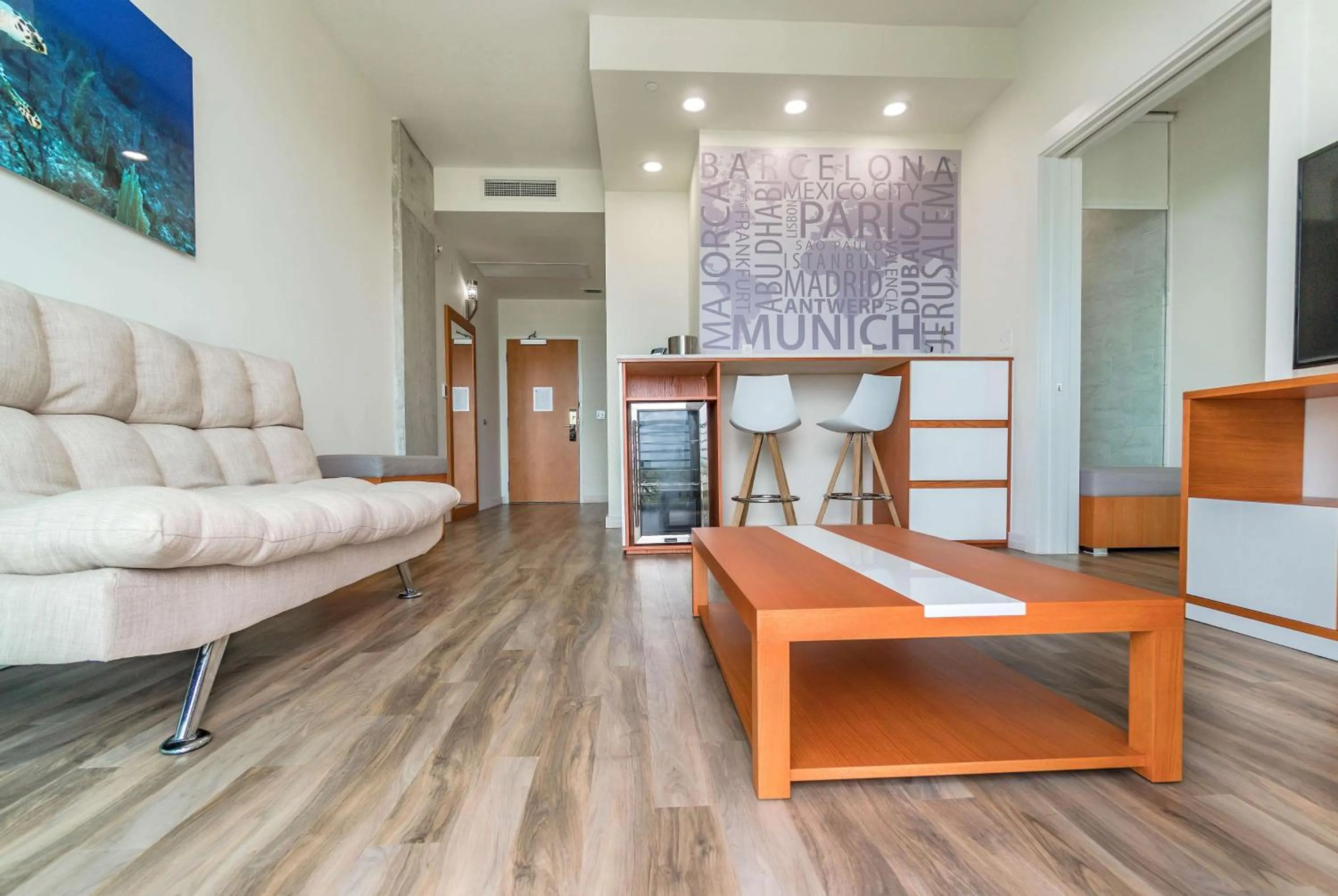 Living room in Maritime Hotel Fort Lauderdale Airport & Cruiseport